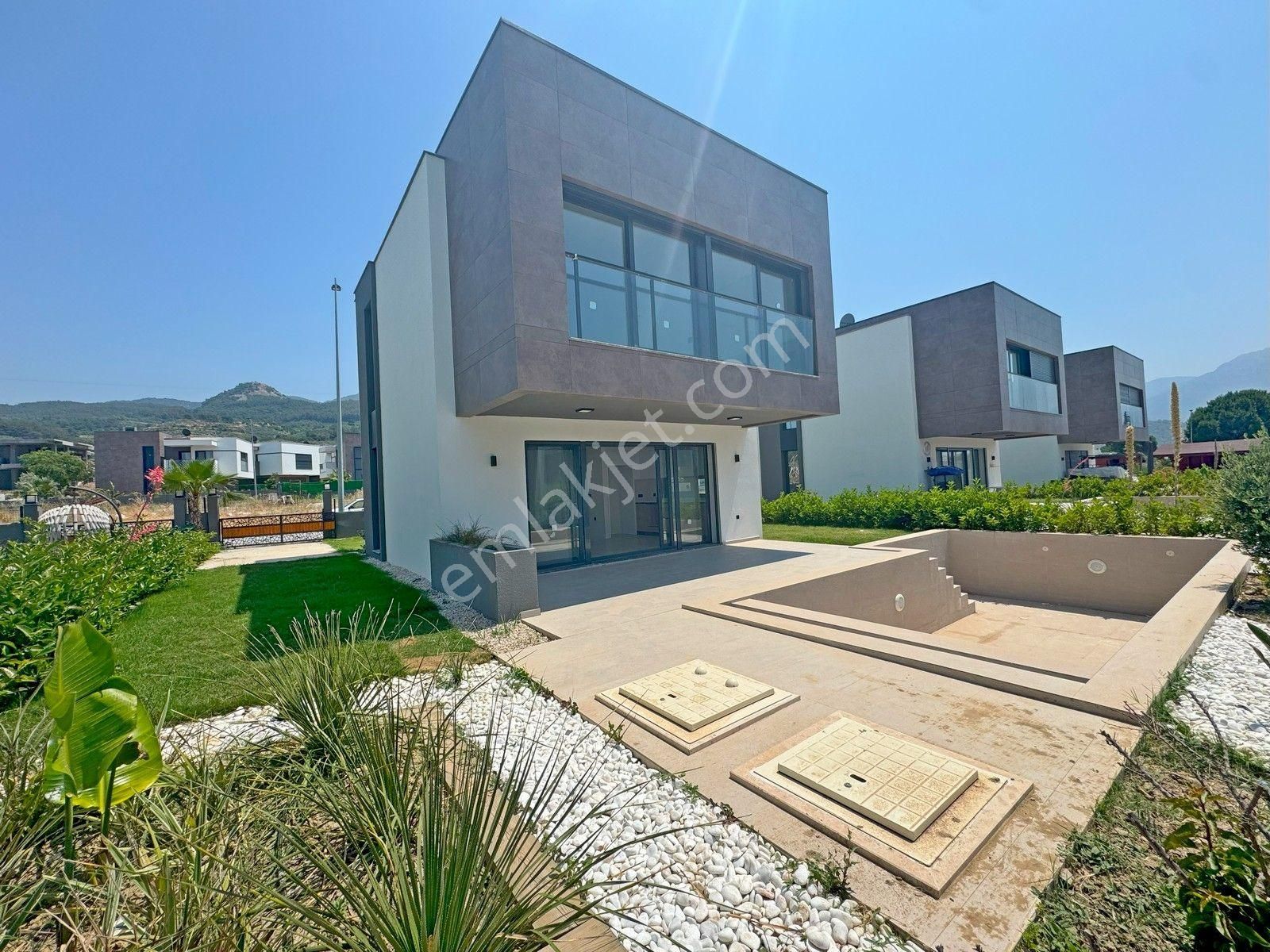Kuşadası Güzelçamlıda Özel Havuzlu Tek Müstakil 3+1 Villa