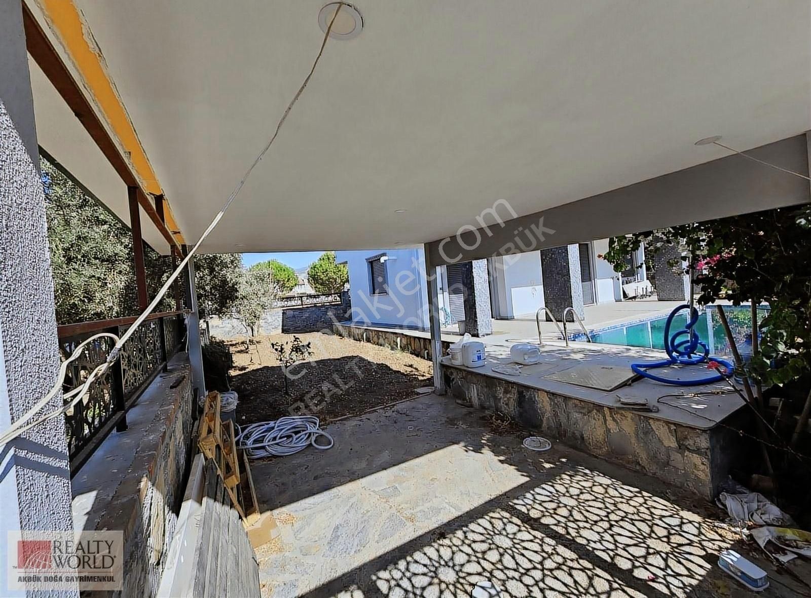 Didim Akbük'de Denize 150 Mtr Eşyalı Satılık Yazlık Villa