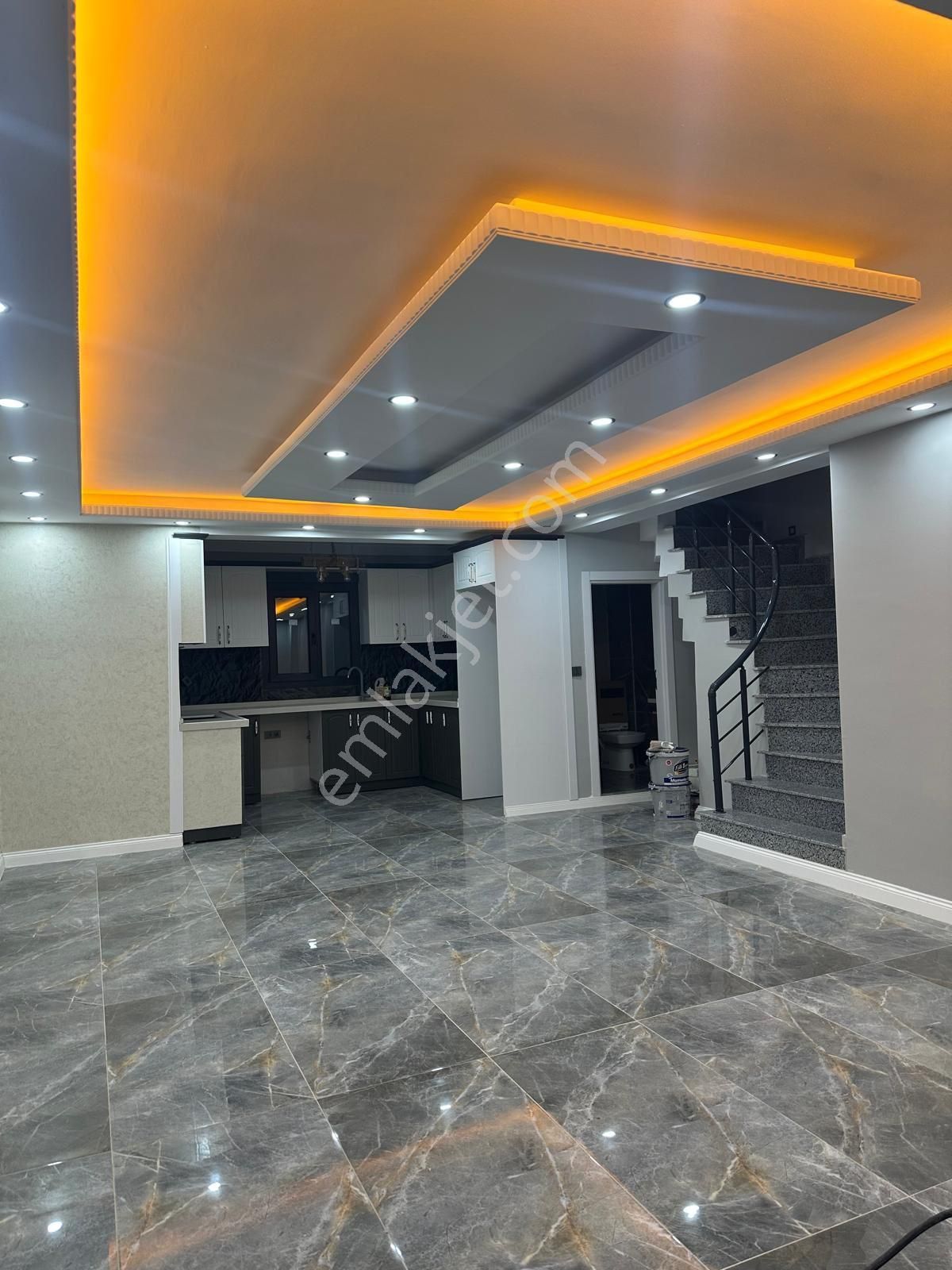 Emir Emlak'dan 3 Katlı Villa Havuzlu Site İçerisinde