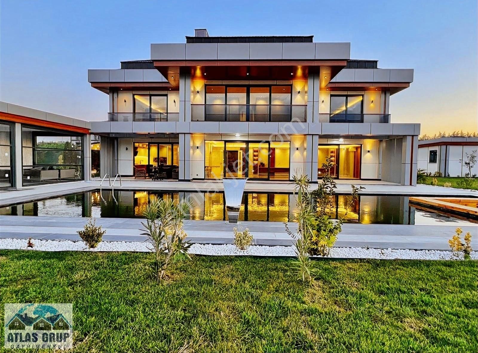 Büyükçekmece Güzelce De Özel Tasarım Malikane Özelliğin De Villa