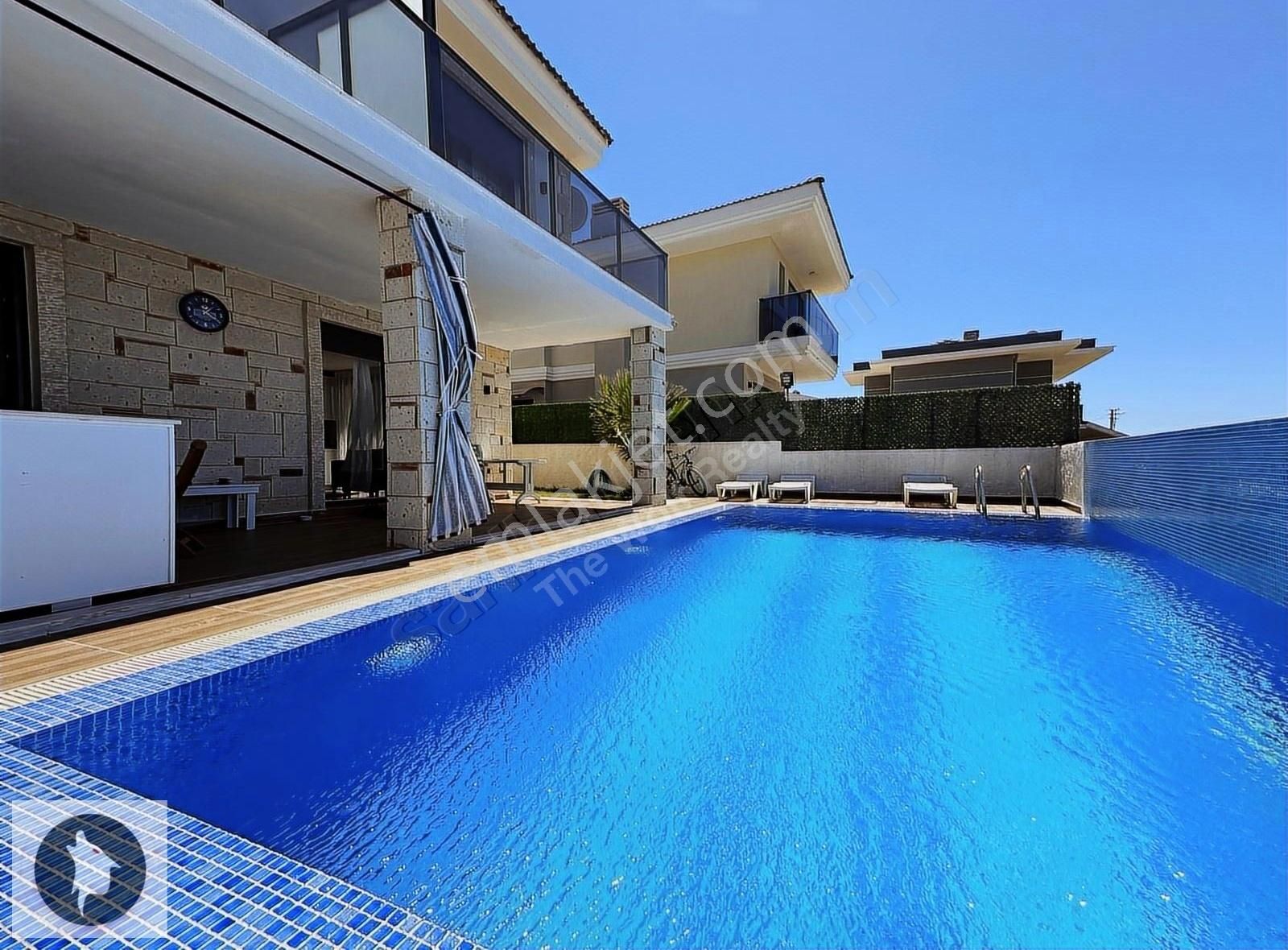 Çeşme Ovacıkta Deniz Manzaralı Havuzlu 6+2 İkiz Villa