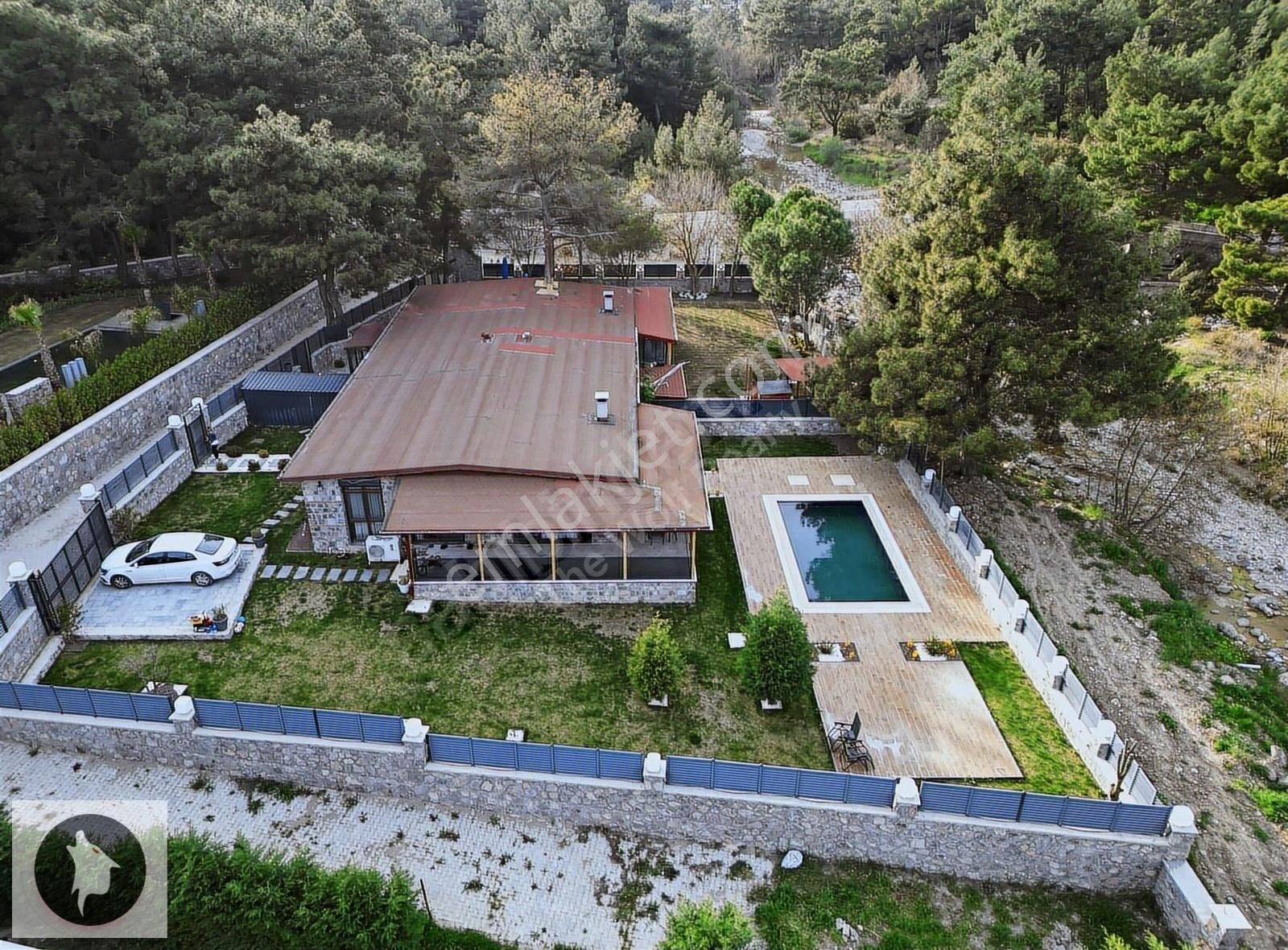 Bornova Çiçekliköyde Ormanın İçinde Satılık Havuzlu Villa