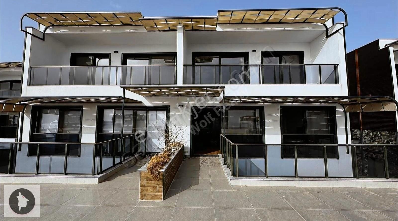 Çeşme Ayasaranda Satılık Deniz Manzaralı Ve Teraslı 2+1 Rezidans