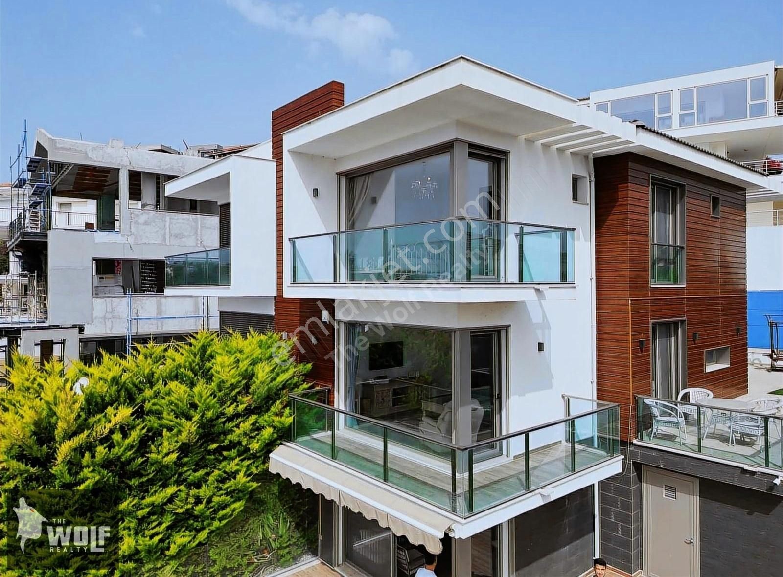 Çeşme Ardıç Paşalimanında Deniz Manzaralı Havuzlu 5+2 Villa