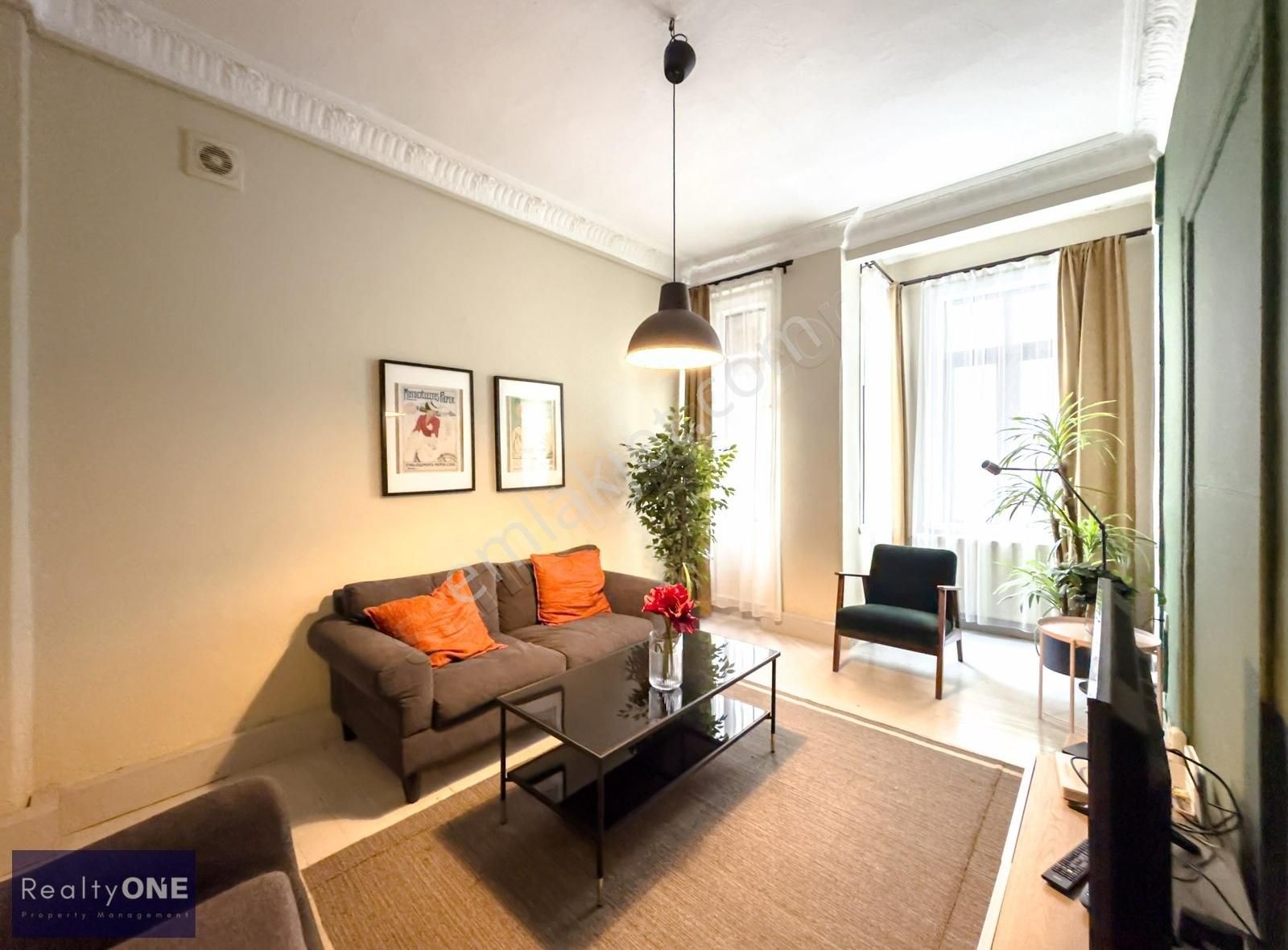 R-one Beyoğlu Kuloğlu Tarihi Binada Eşyalı 3+1 Kiralık Daire