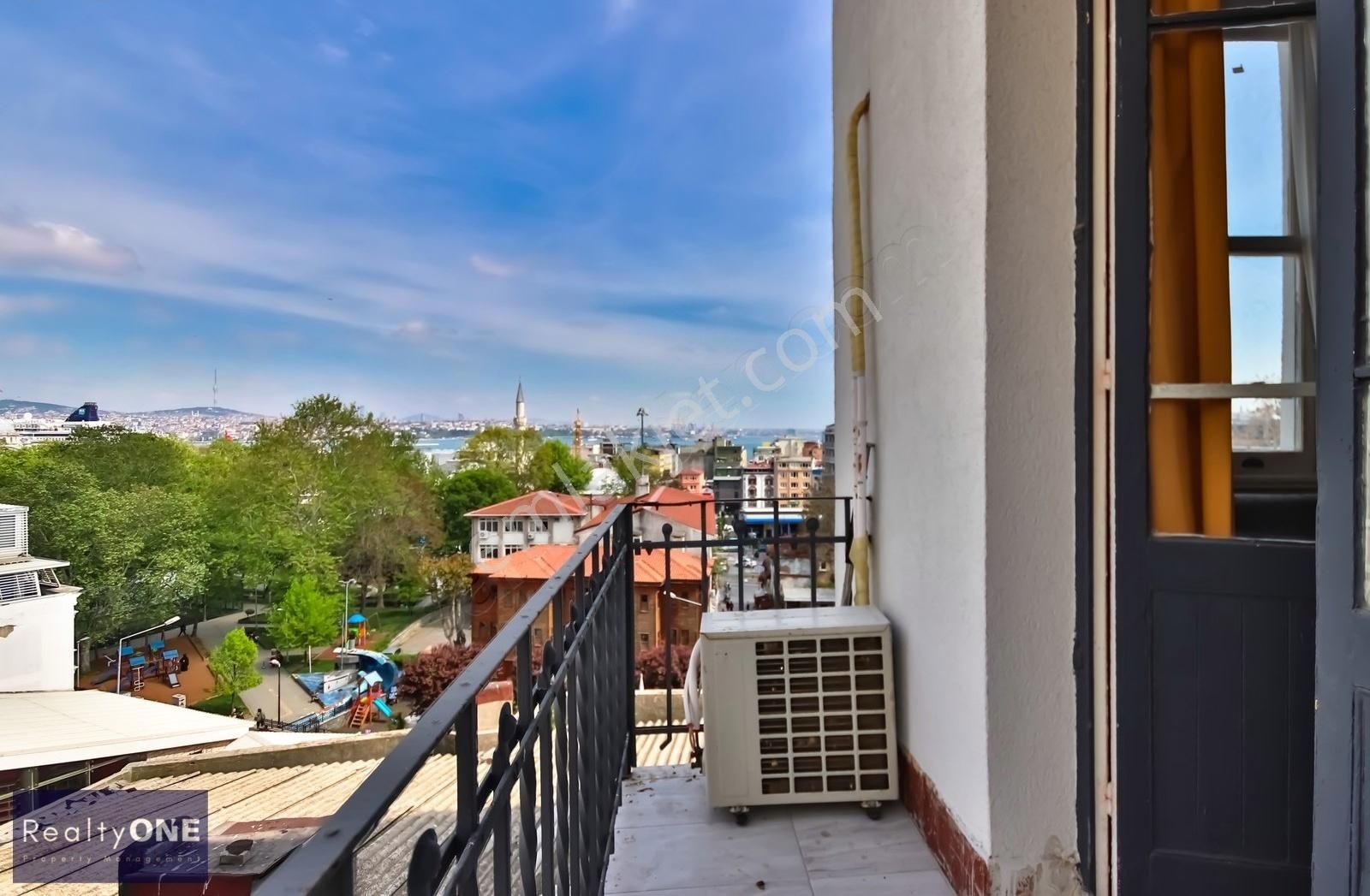 R-one Beyoğlu'nda Eşyalı Fatura Dahil Balkonlu Kiralık Daire-eng