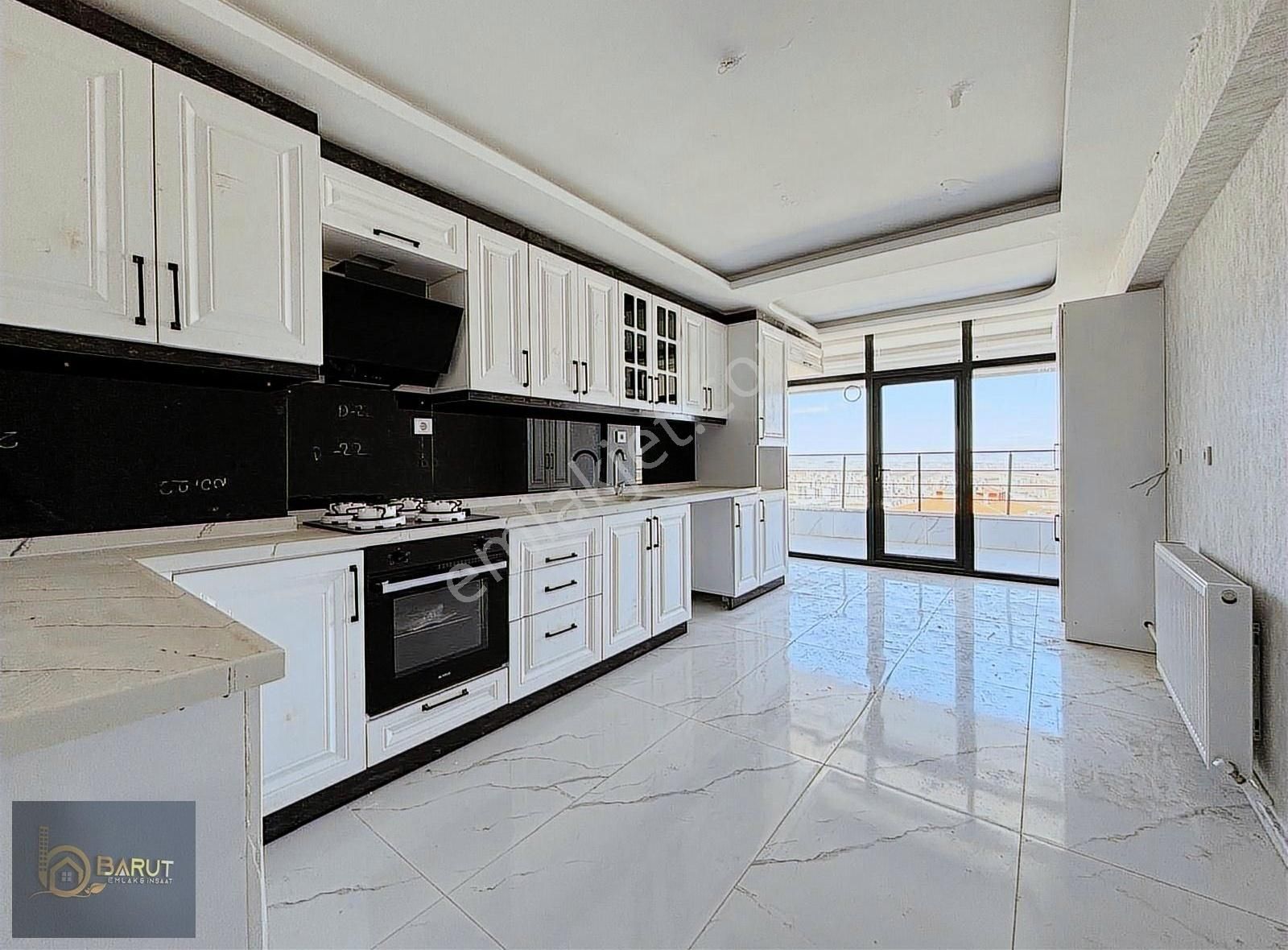 Barut Emlaktan Tutulan Bölgede Cadde Üzeri G. Odalı 4+1 8. Kat
