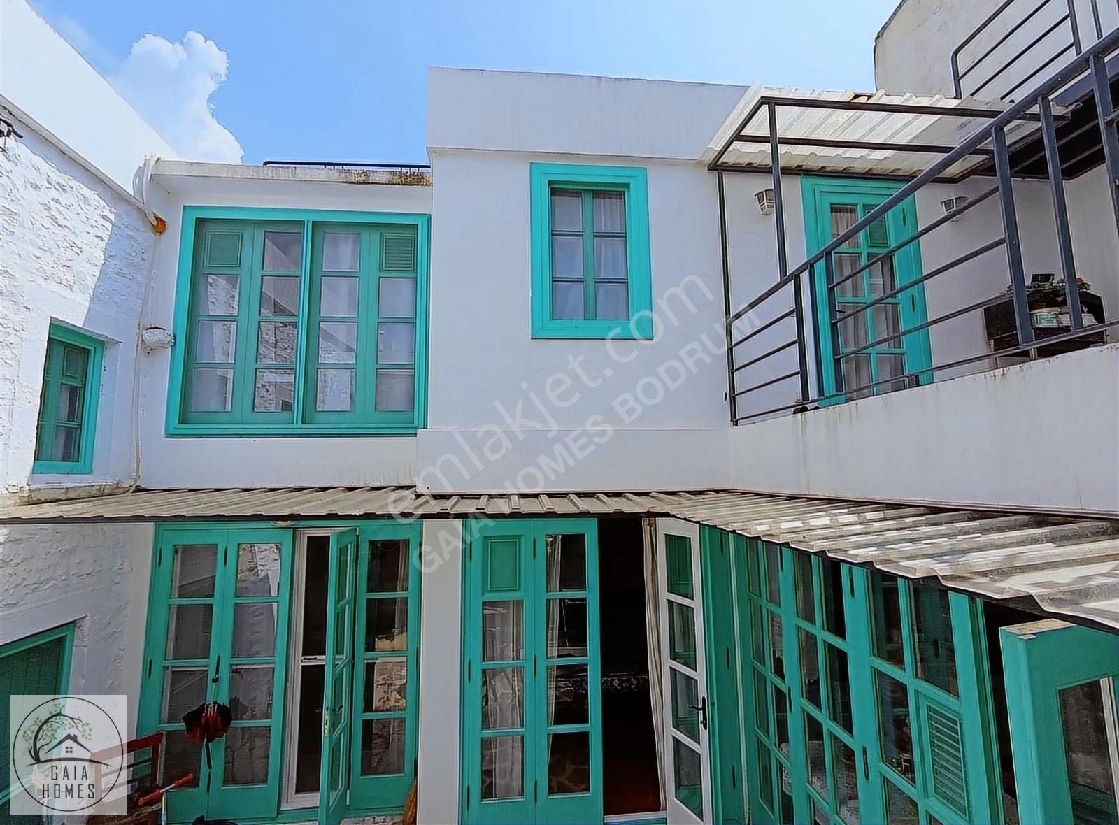 Yaz Dönemi Kiralık Kumbahçe Avlulu Eşyalı Denize 20m Bodrum Evi