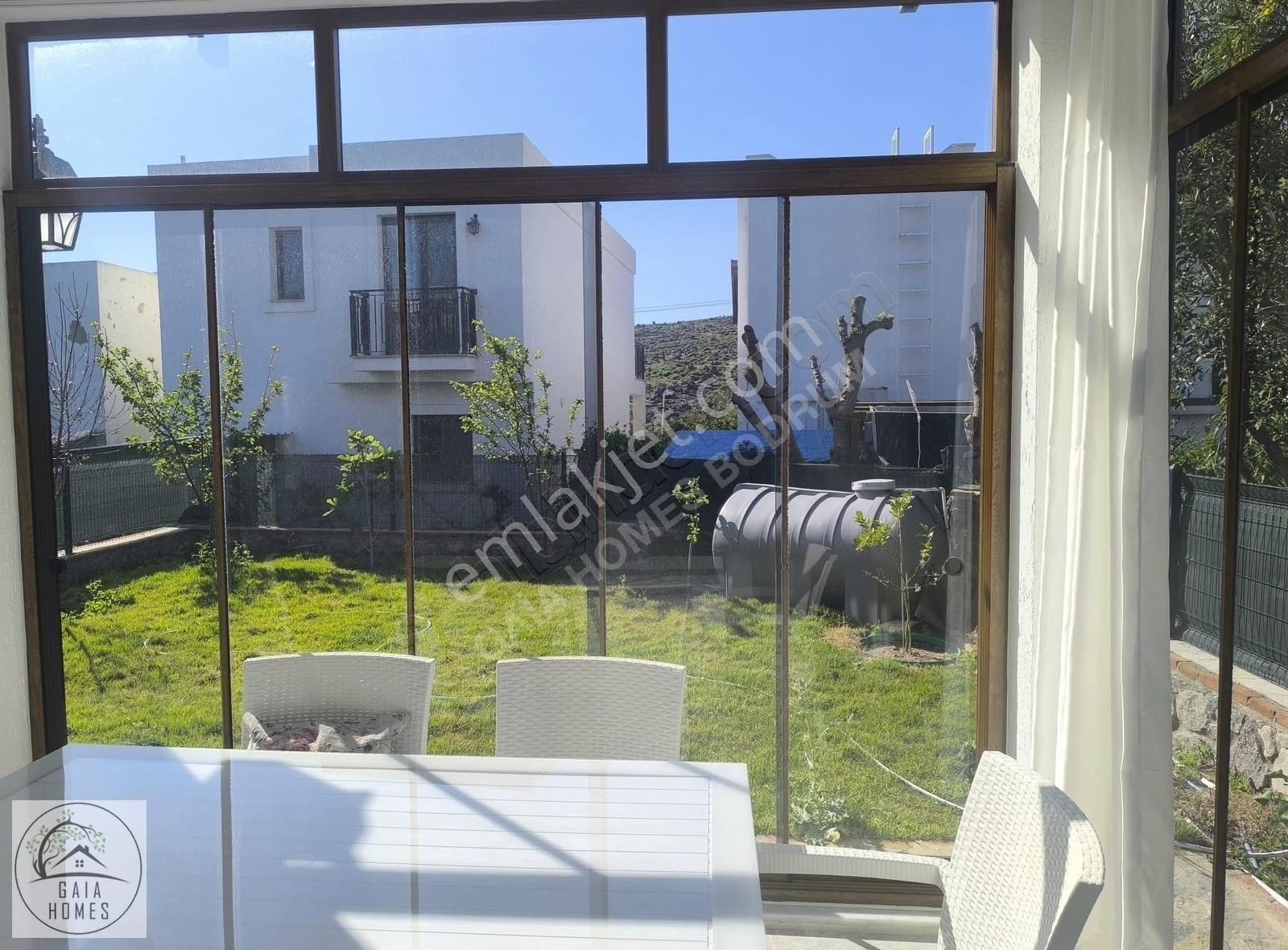Akyarlar' Da Denize Sıfır Sitede Kiralık 2+1 Bahçe Katı Daire