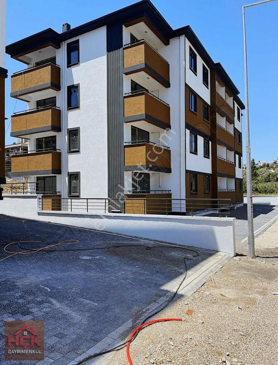 Hçk Gayrimenkul'den Yeni Mahalle'de 1+1 Köşe Dairemiz Satılıktır