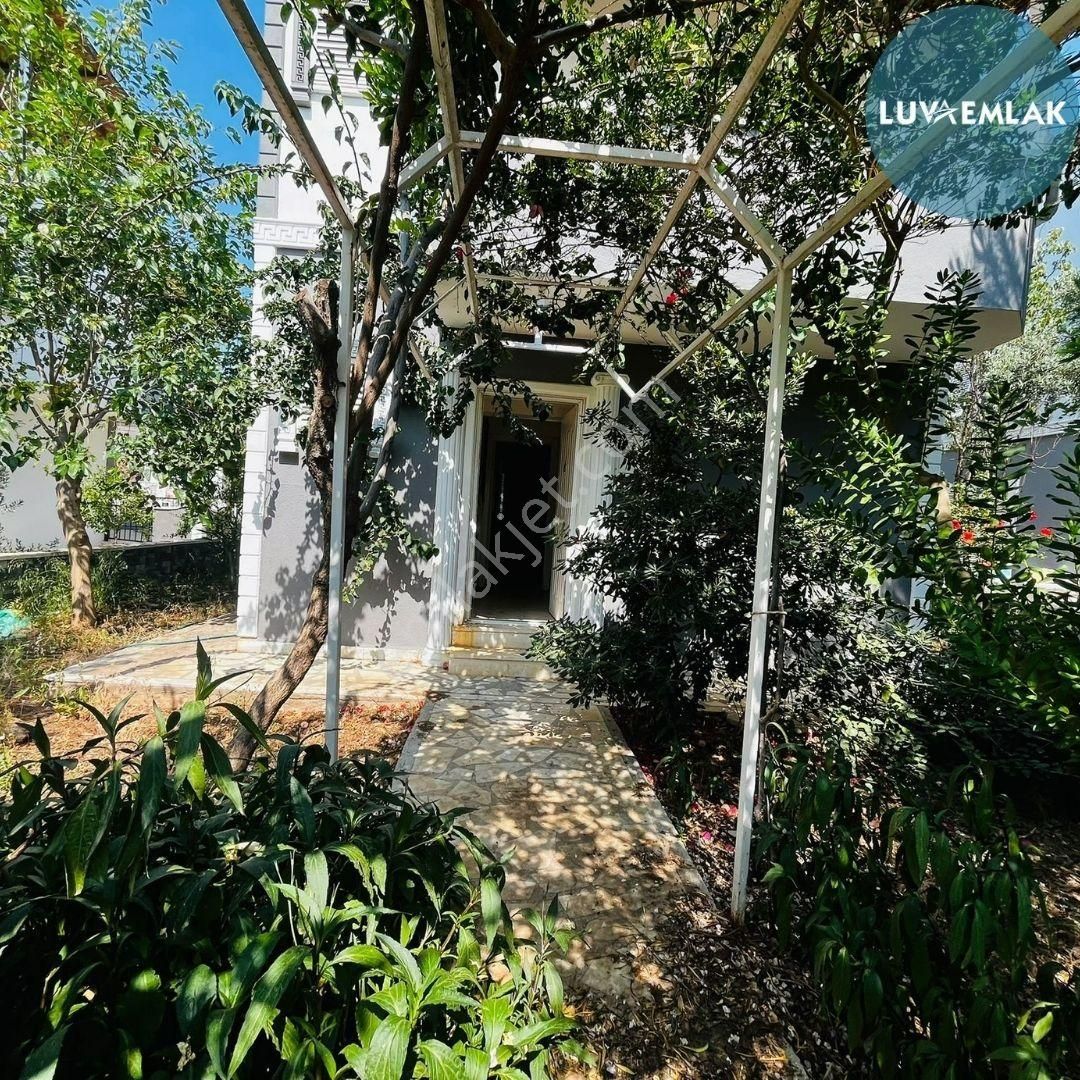 Didim Akbük'te Deniz Manzaralı, Havuzlu Sitede, Geniş Bahçeli Müstakil Satılık 4+1 Triplex Yazlık - Görsel 5