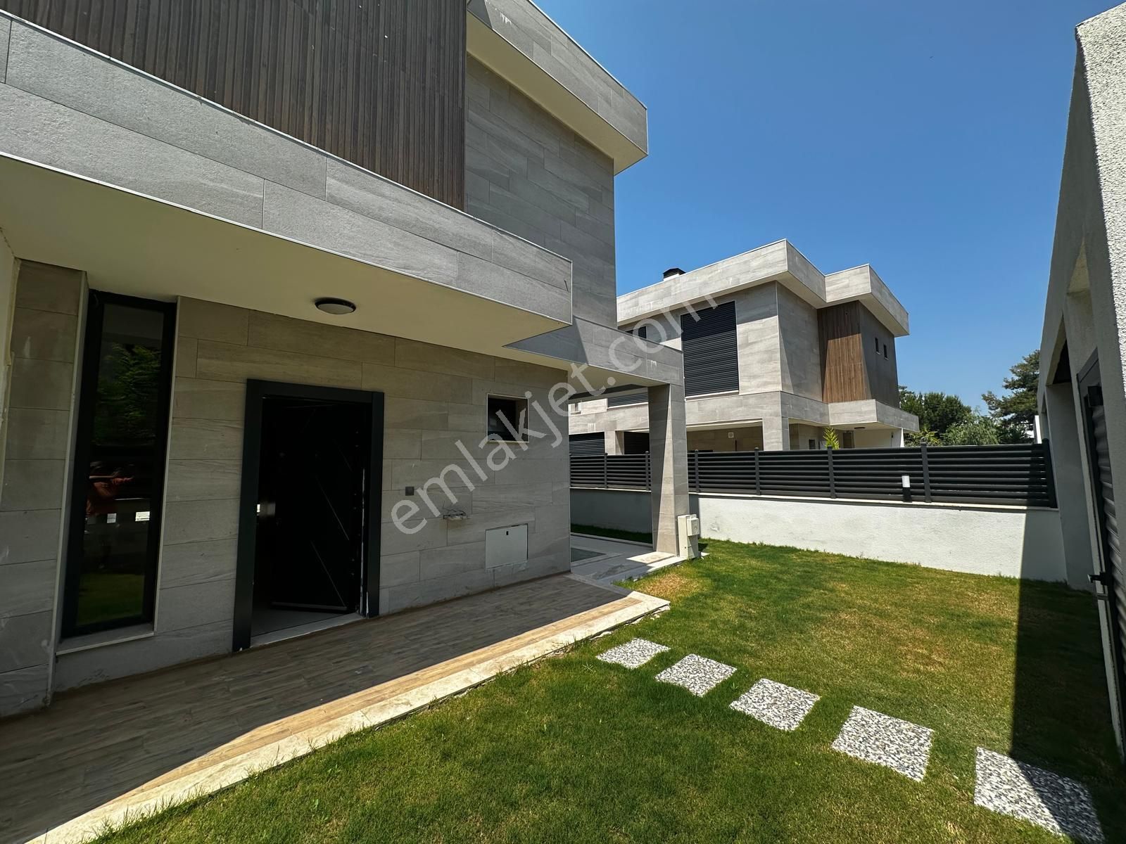 Kuşadası Denize Yürüme Mesafesinde Özel Havuzlu 5+1