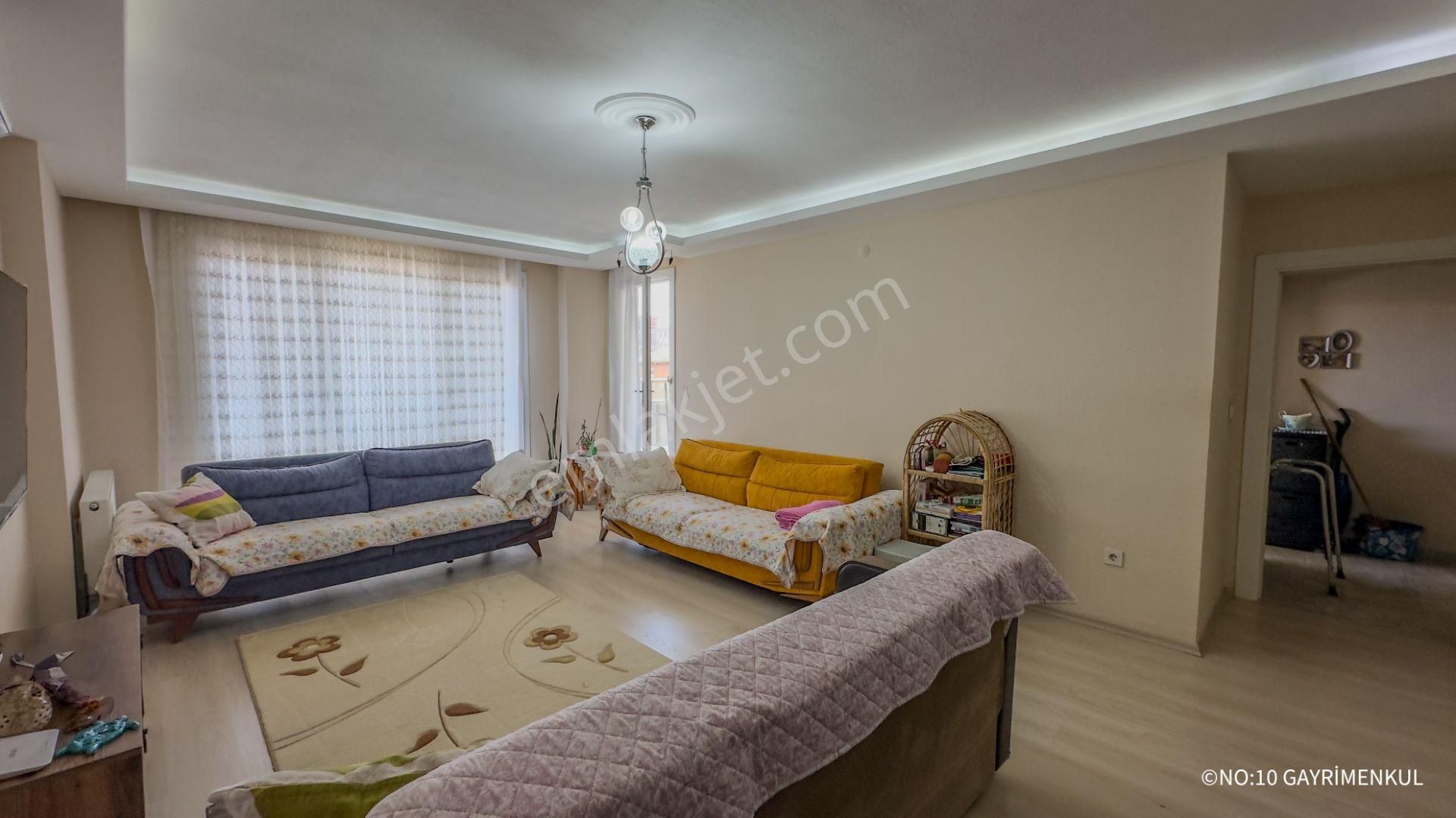 No:10 Gayrimenkul'den Altınova Bankalar Caddesinde,ebeveyn Banyolu,merkezi Isıtmalı,135 M² 3+1 Daire