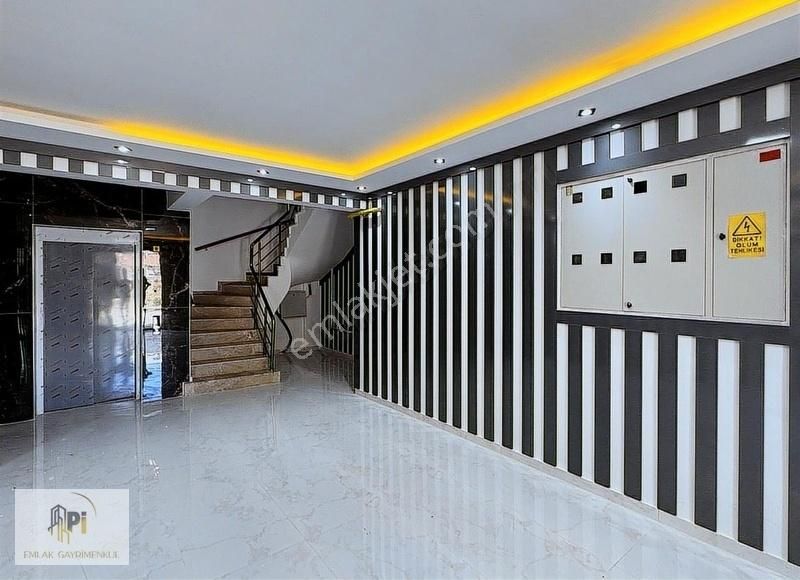 Pi Emlak'tan Çamlıca'da Tombakzade Yakını 3+1 Geniş 160m² Daire