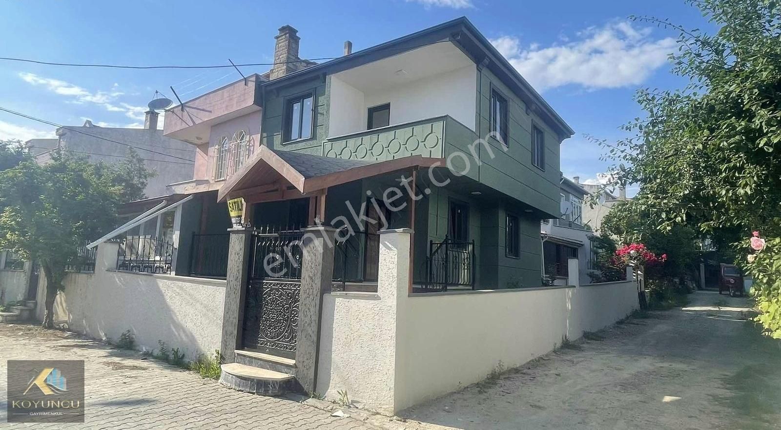 Yeniçiftlik Merkezde Denize Yürüme Mesafesinde Satılık 3+1 Villa