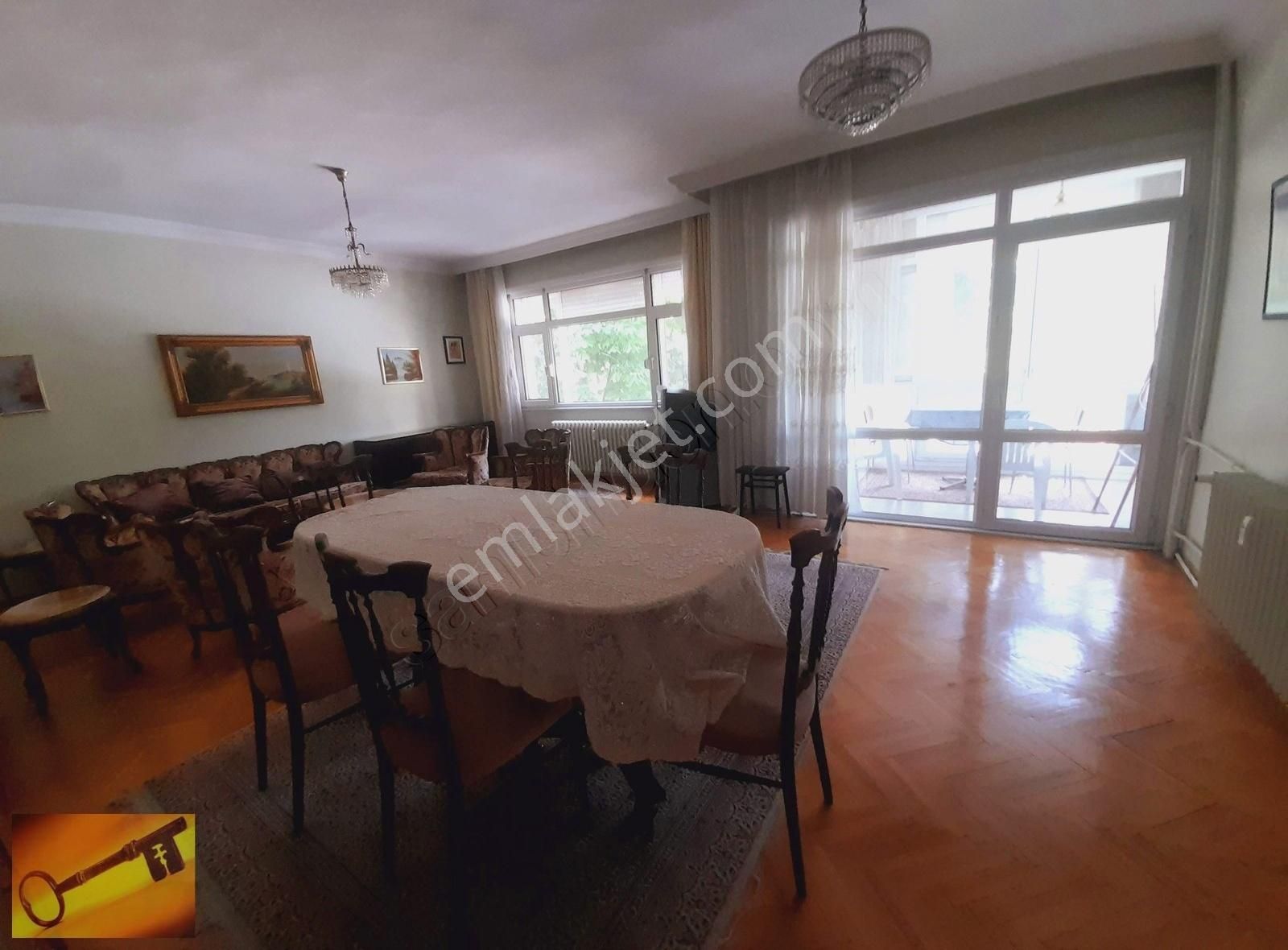 Kozyatağı Oyak B Sitesinde Eşyalı 3+1 Kiralık Daire