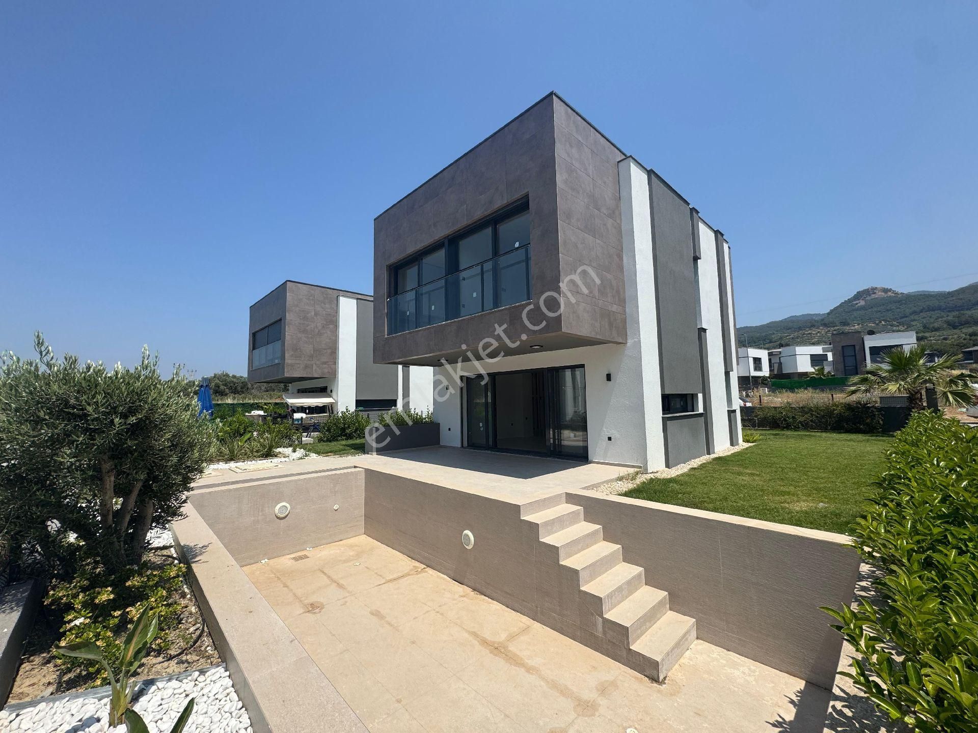 Kuşadası Güzelçamlı Bölgesinde Müstakil Özel Havuzlu 3+1 Villa