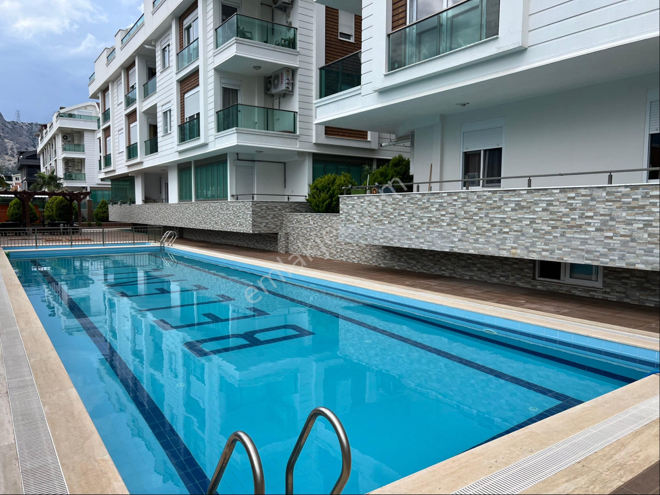 Antalya Konyaaltı Lğks Site İçi Katta Çok Geniş Boş Kiralık 1+1