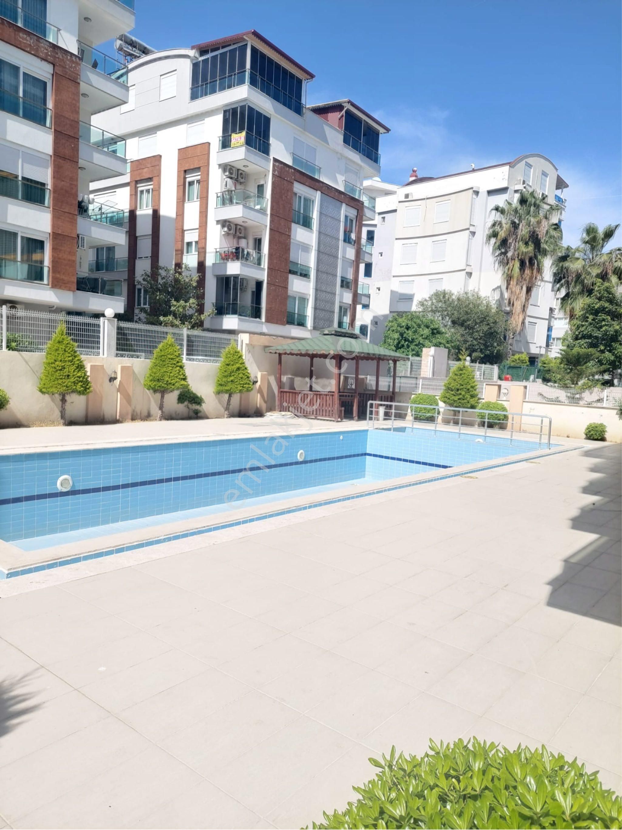 Antalya Konyaaltı Merkezi Konumda Katta Yeni Eşyalı Çok Geniş 2+1 Kiralık Daire