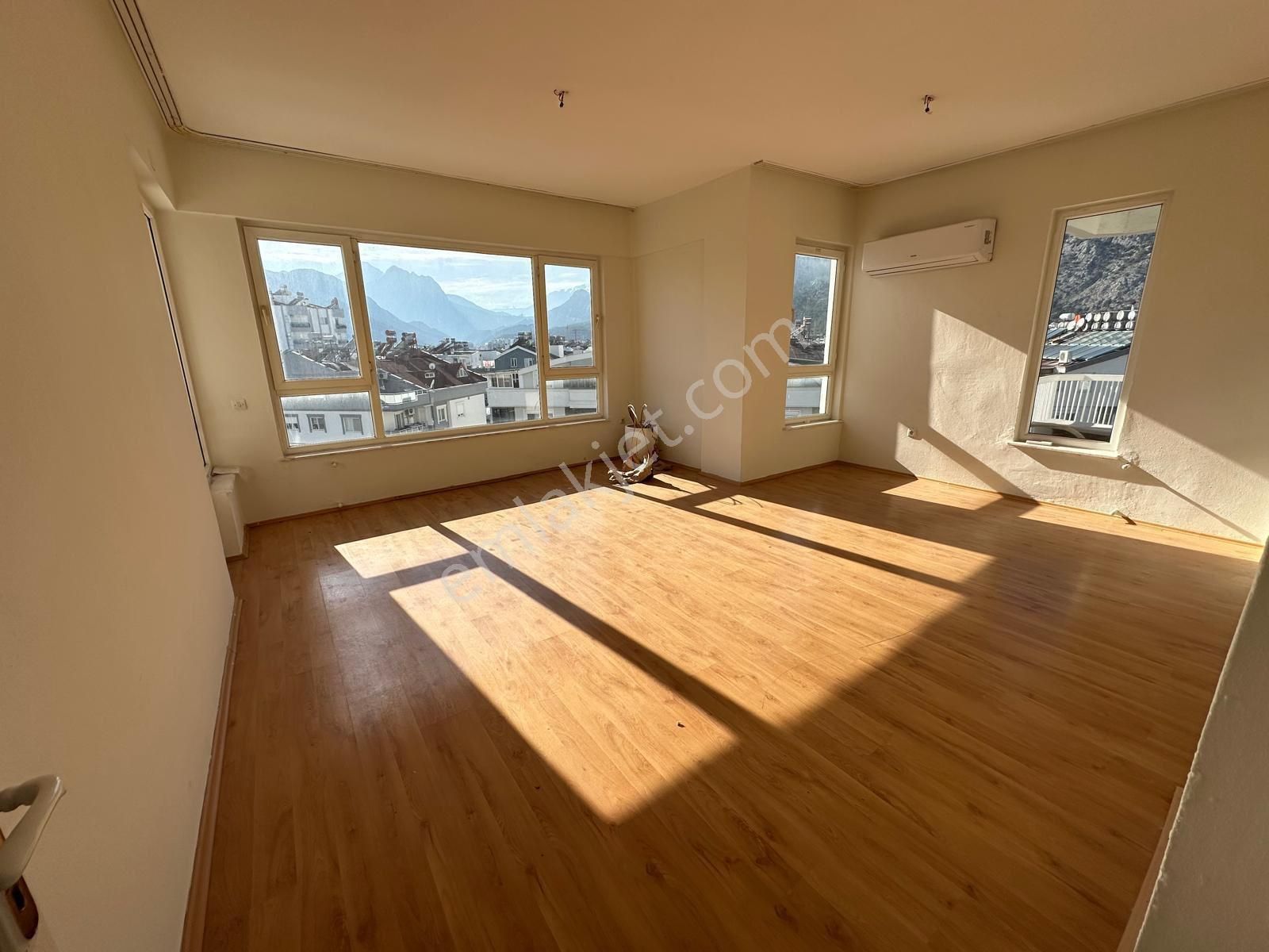 Antalya Konyaaltı Limanda Mükemmel Manzaralı 3+1 Boş Kiralık Daire