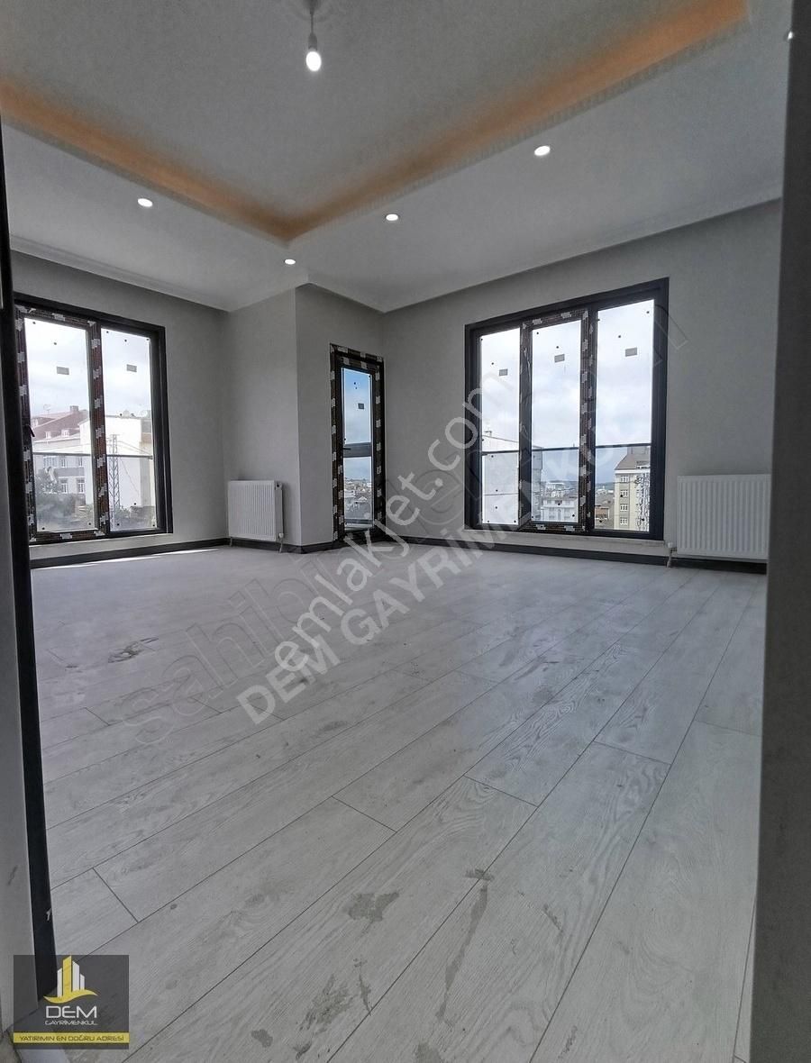 Arnavutköy'de Merkeze Yürüme Mesafesinde Cadde 2+1 Sıfır Daire