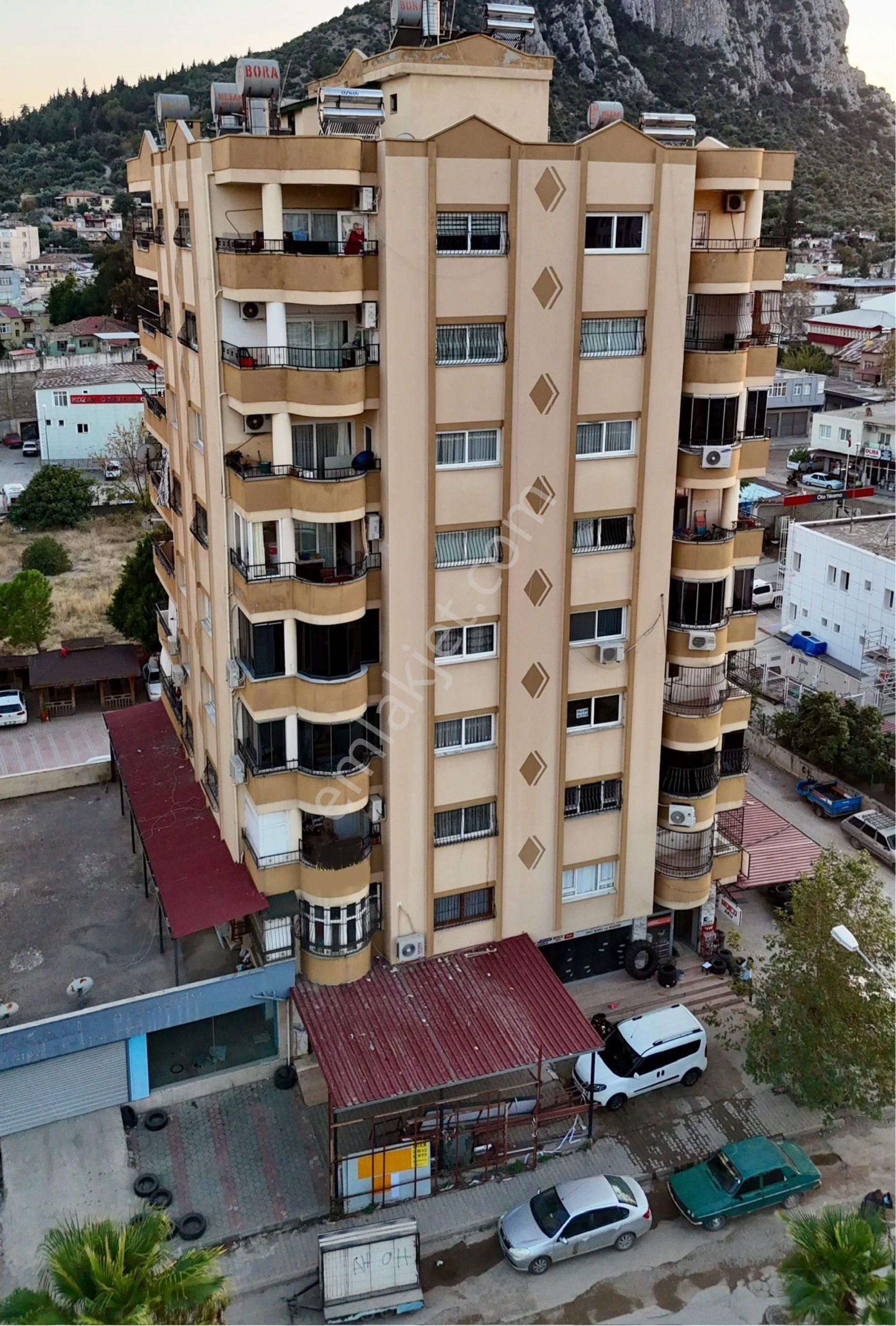 Kozan Divan Emlak’tan Belediye Petrolü Yanında Kiralık İşyeri