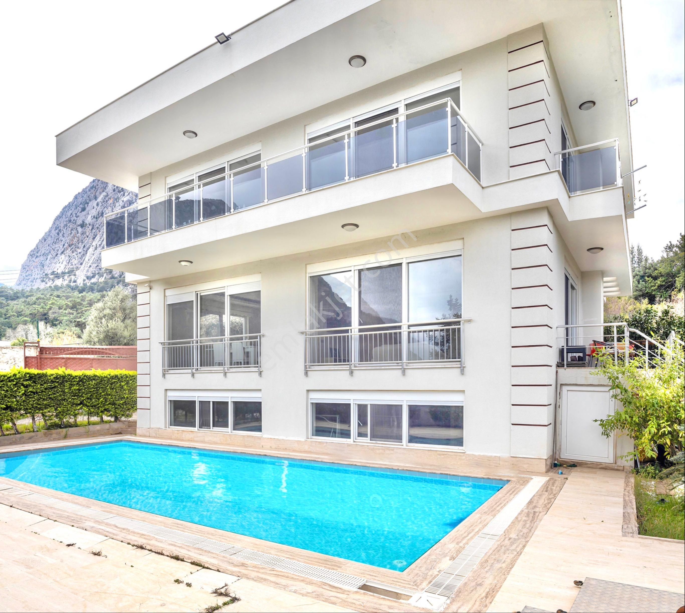 Konyaaltında Satılık 5+2 Havuzlu Villa