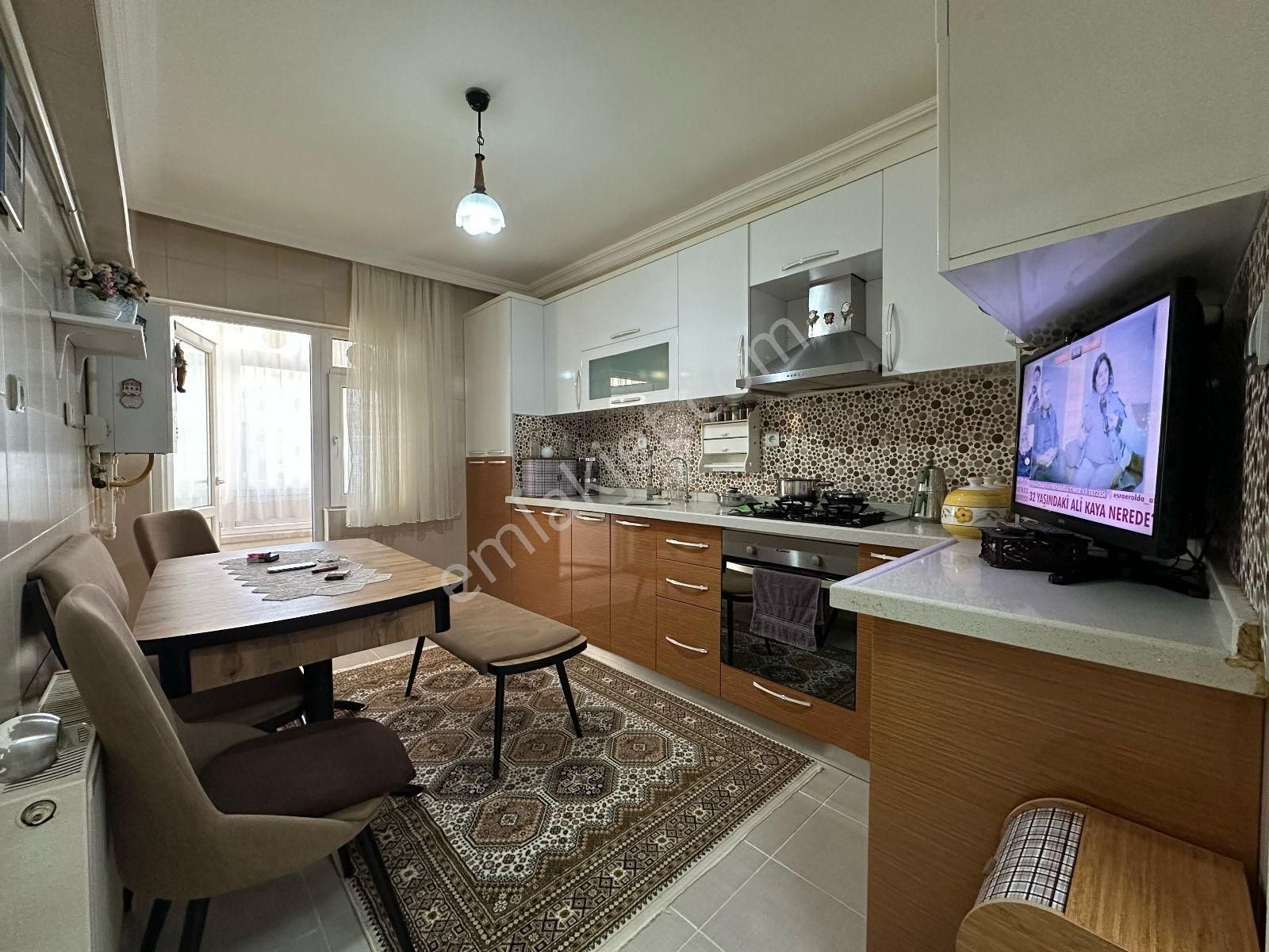 Tam 3 Teras Balkonlu Caddeye 2 Bina Mesafede Bağımsız Salon 3+1