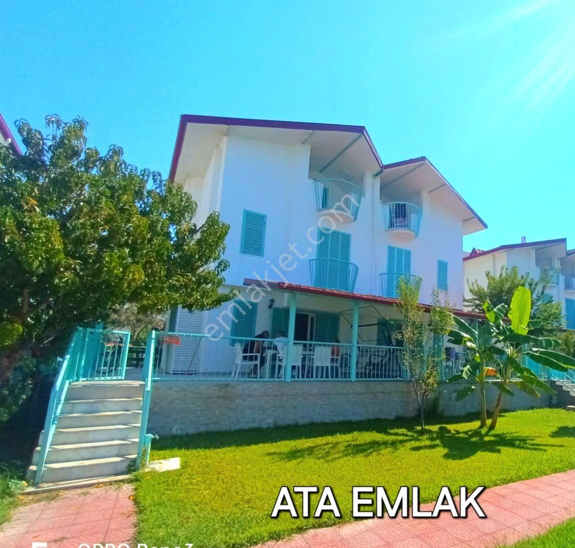 Kuşadasında Plaja Yakın Havuzlu Sitede 4+1 Bahçeli Villa