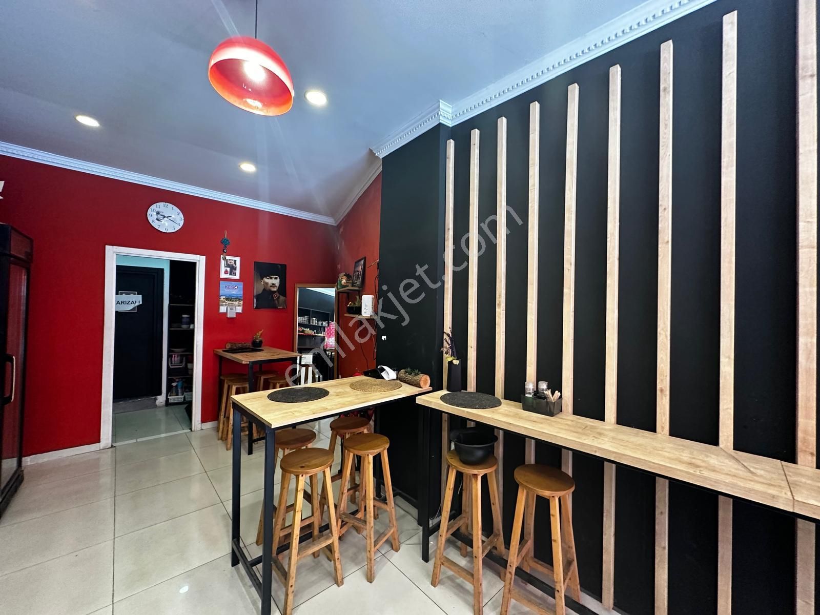 Kuşadası Merkezde İşlek Cadde Üzeri