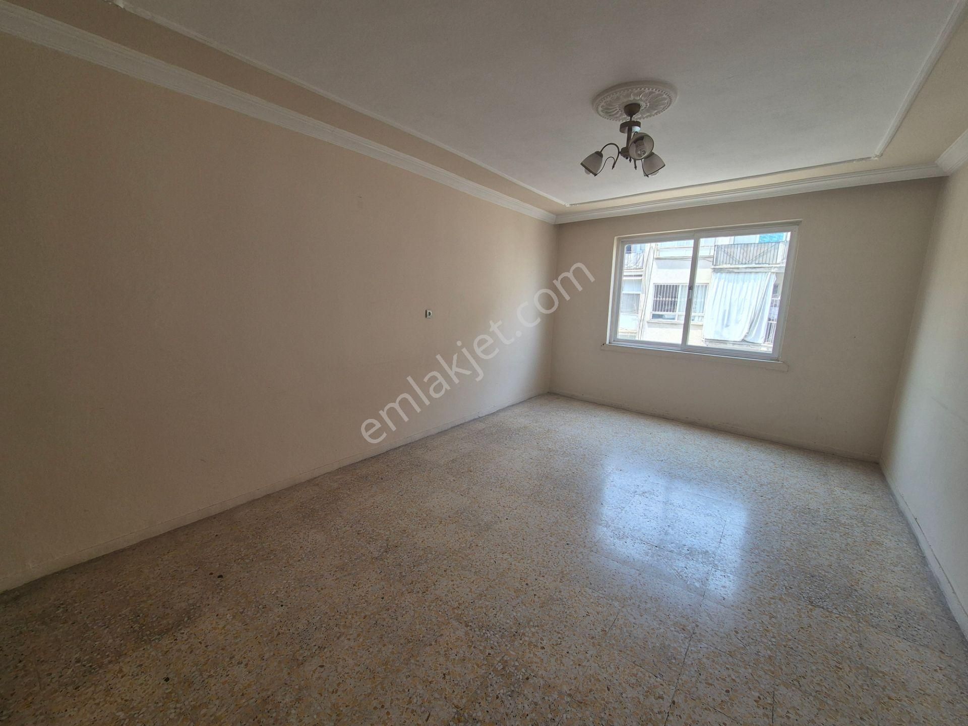 Prestij'den Sağlık'ta Asansörlü Ayrı Mutfak Geniş Oturumlu 2+1 Daire