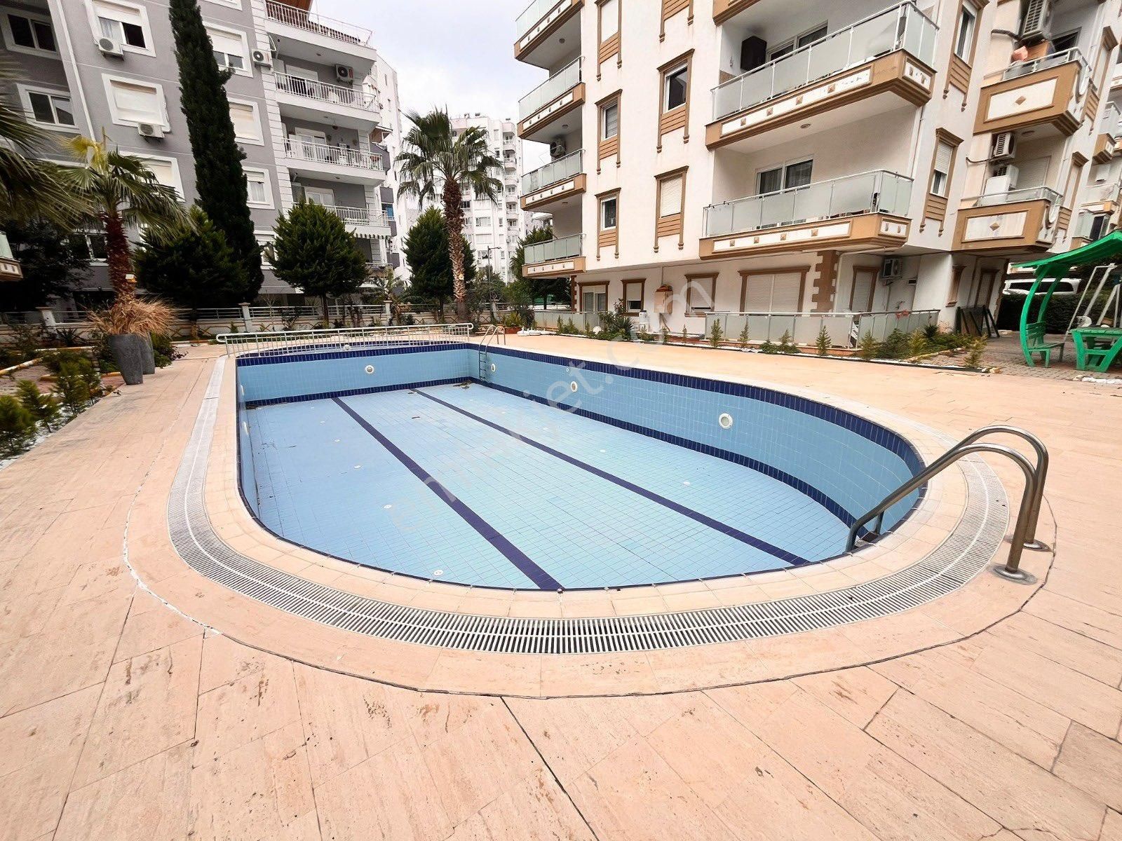 Antalya Konyaaltı Limanda Site İçi Katta Çok Geniş Çift Balkonlu Satılık 1+1