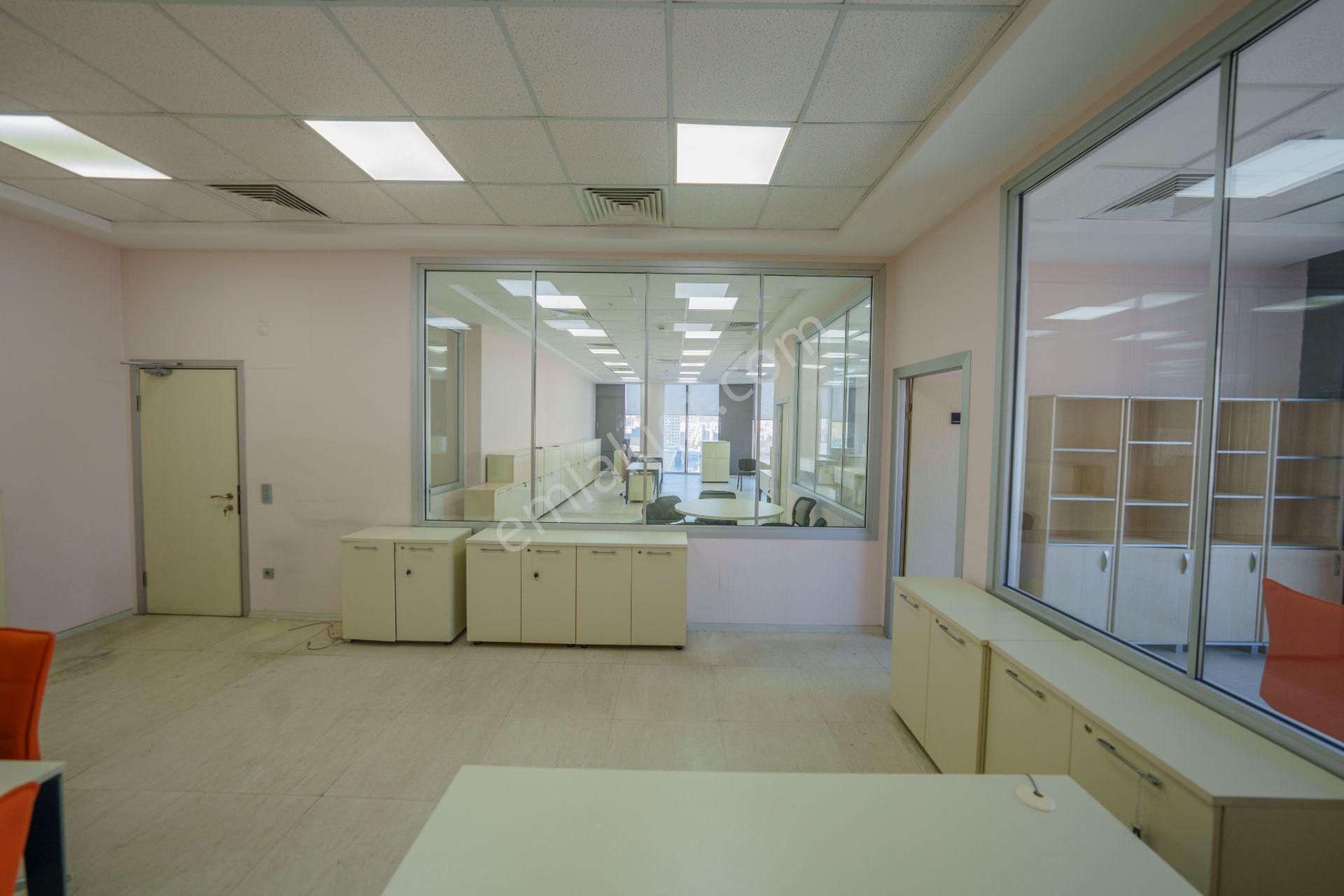 Dekorasyonlu 840m2 Prestijli Hazır Tam Plaza Katı Ofisi - Remax - Görsel 22