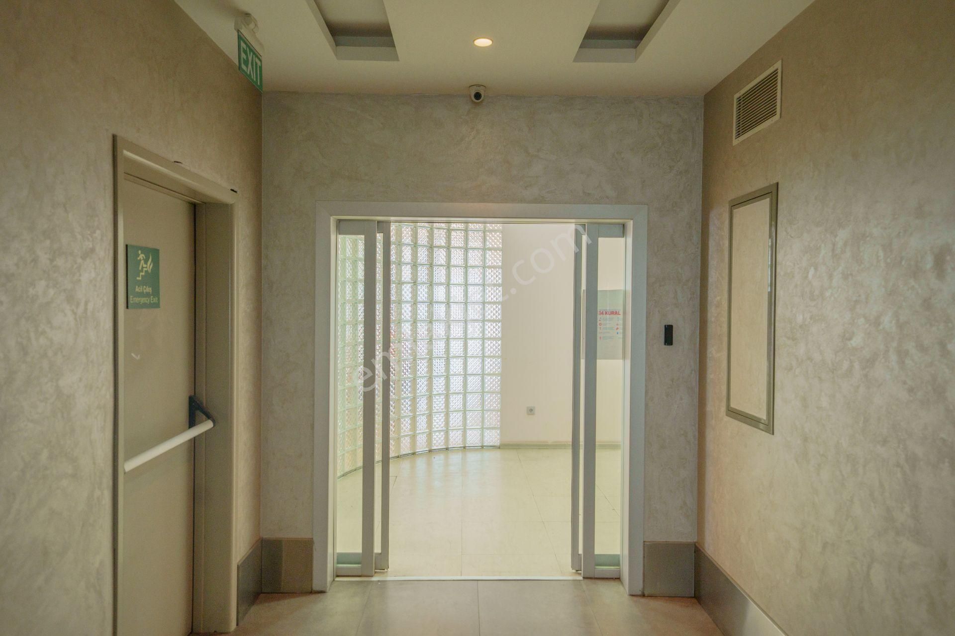 Dekorasyonlu 840m2 Prestijli Hazır Tam Plaza Katı Ofisi - Remax - Görsel 11