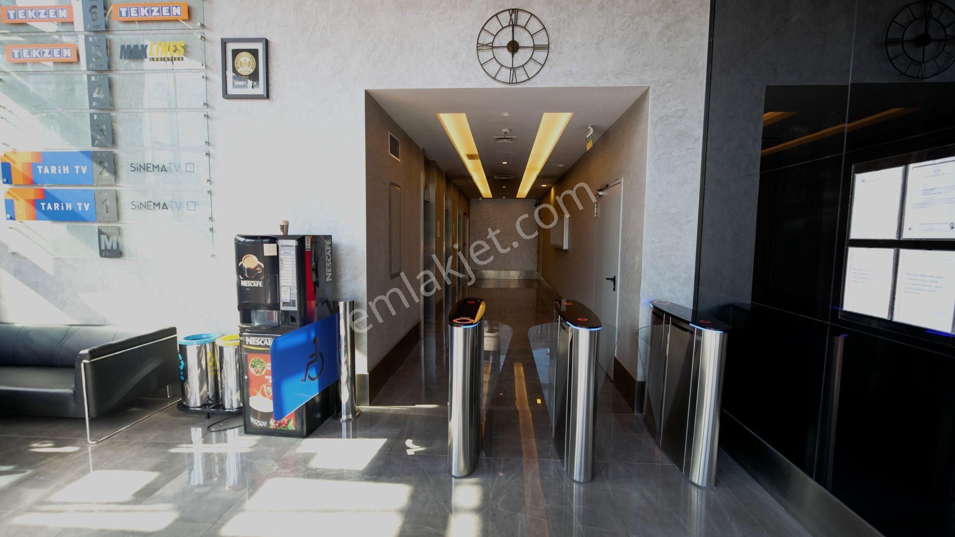 Dekorasyonlu 840m2 Prestijli Hazır Tam Plaza Katı Ofisi - Remax - Görsel 5