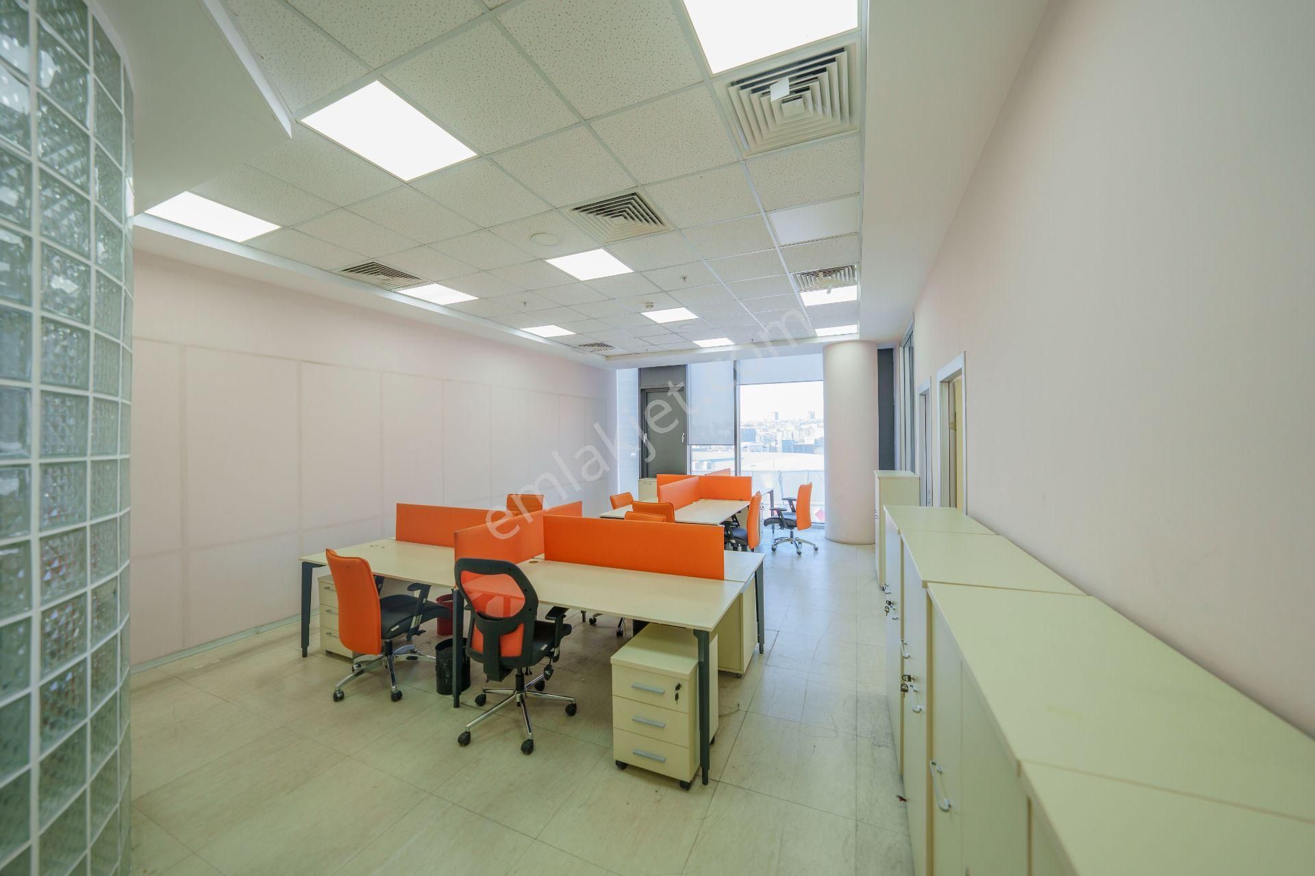 Dekorasyonlu 840m2 Prestijli Hazır Tam Plaza Katı Ofisi - Remax - Görsel 12