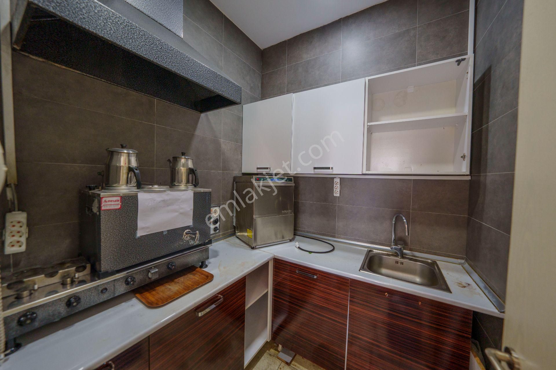Dekorasyonlu 840m2 Prestijli Hazır Tam Plaza Katı Ofisi - Remax - Görsel 27