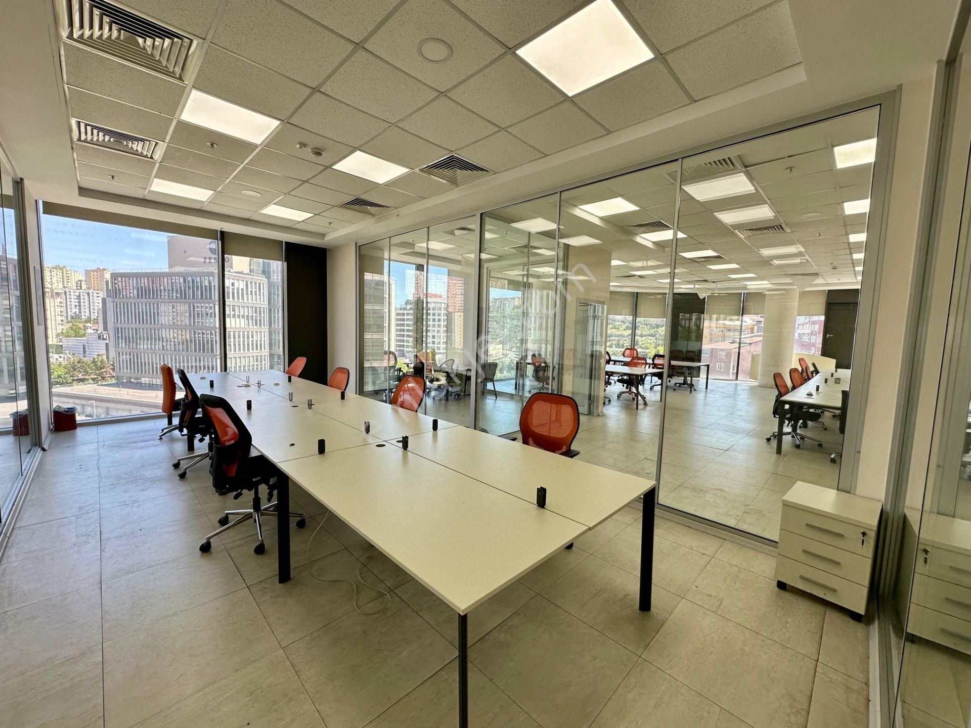 Dekorasyonlu 700 M2 Prestijli Hazır Plaza Katı Ofisi - Remax