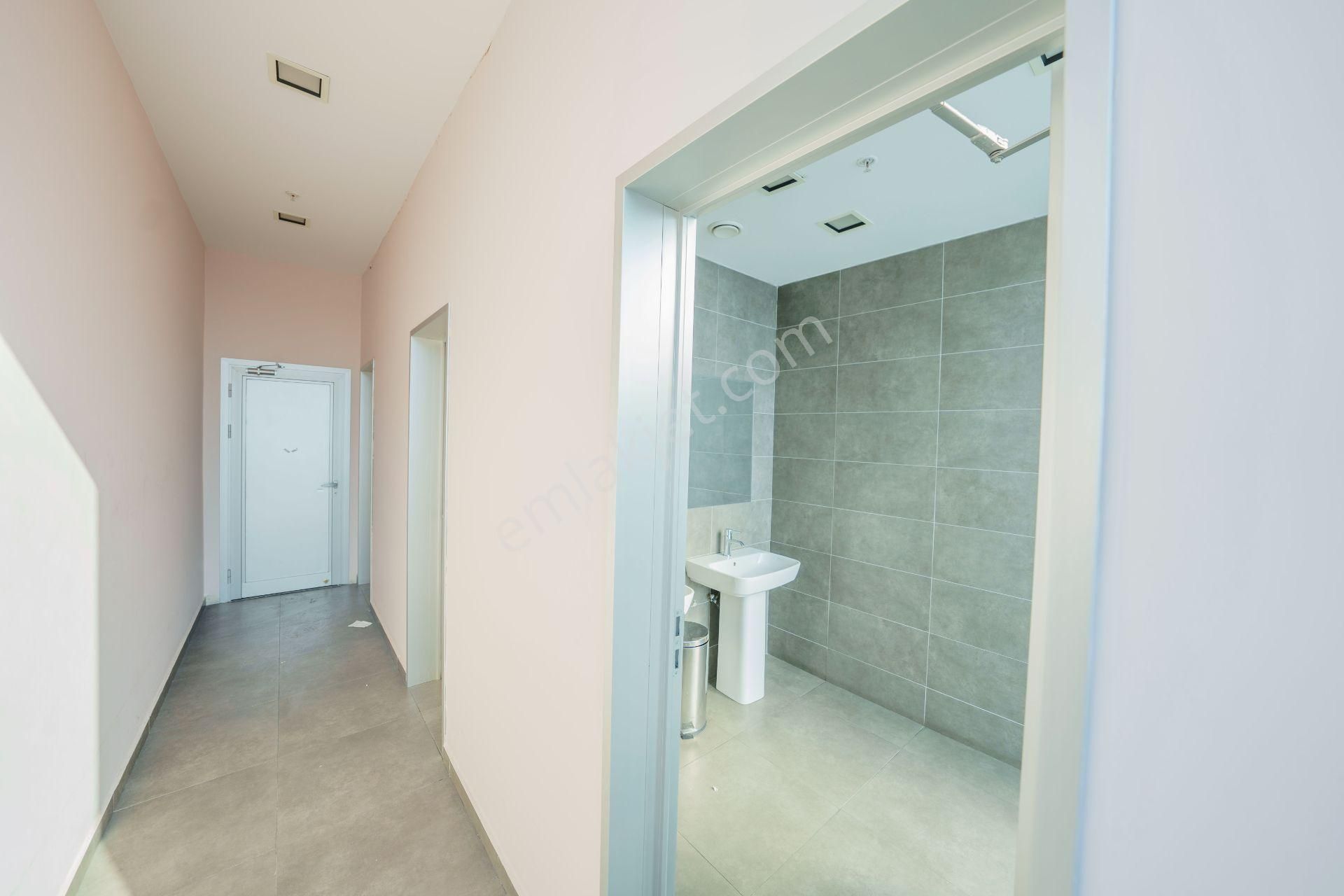 Dekorasyonlu 840m2 Prestijli Hazır Tam Plaza Katı Ofisi - Remax - Görsel 10