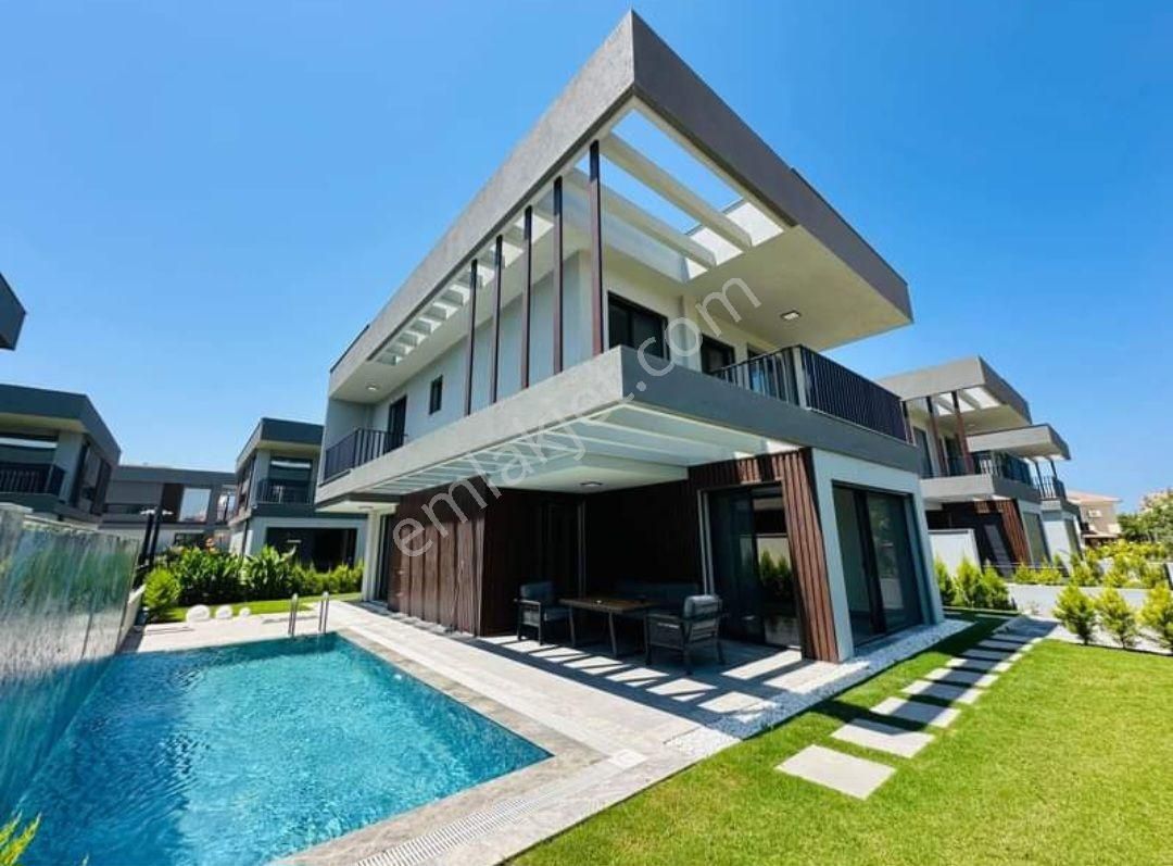 Kuşadası Davutlar Sahilinde Müstakil Özel Havuzlu 4+1 Villa