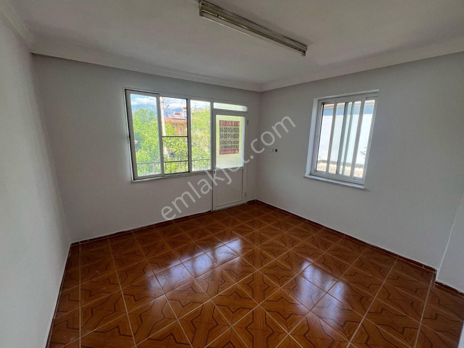 Rota Köyceğiz'den Ulucami'de Göle Çok Yakın 85m² Ara Kat 2+1 Kapalı Mutfak Acil Satılık