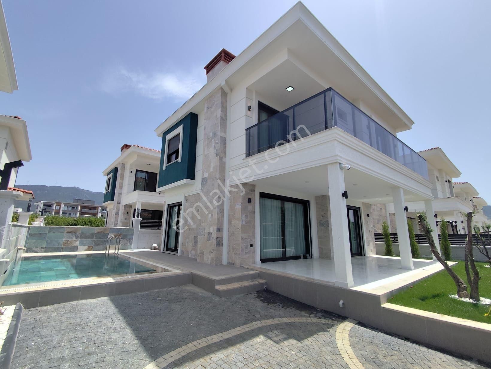 Kuşadası Davutlar Bölgesinde Müstakil Özel Havuzlu Lüks Villa