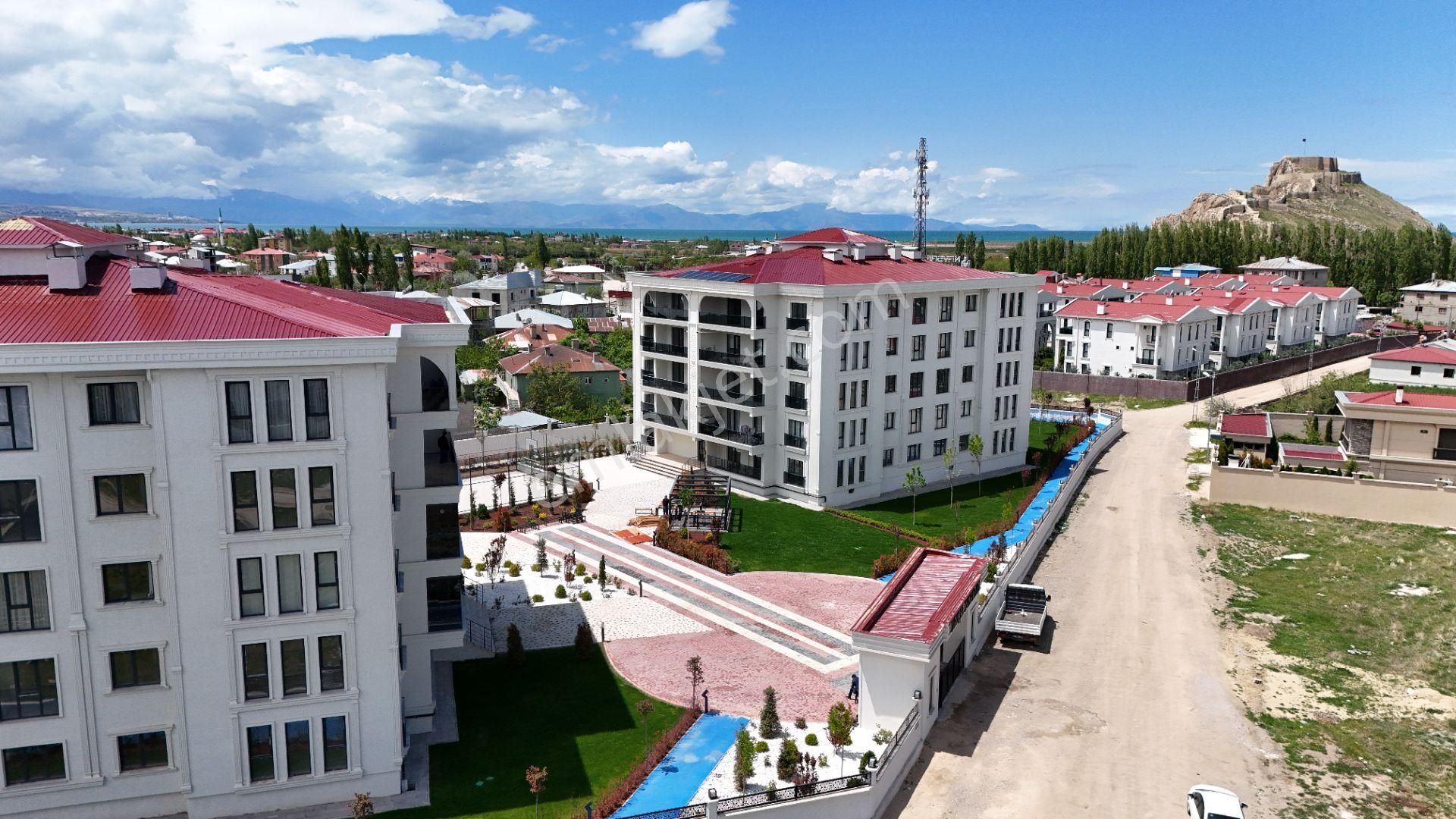 Navşar Konakları Selimbey'de Satılık Göl Ve Kale Manzar Lüx 3+1