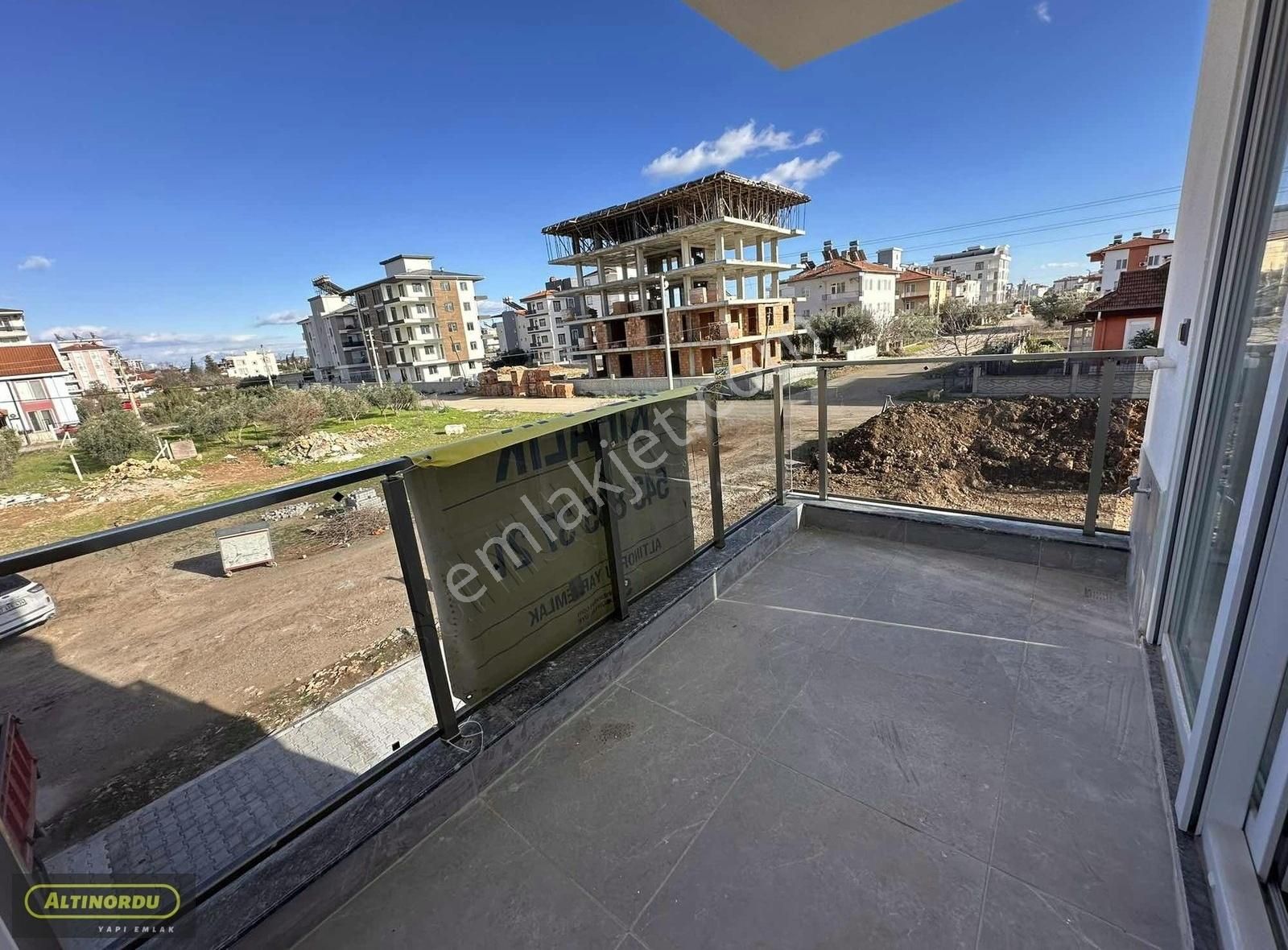 Sıfır Ara Kat Geniş Balkonlu 1+1 Daire