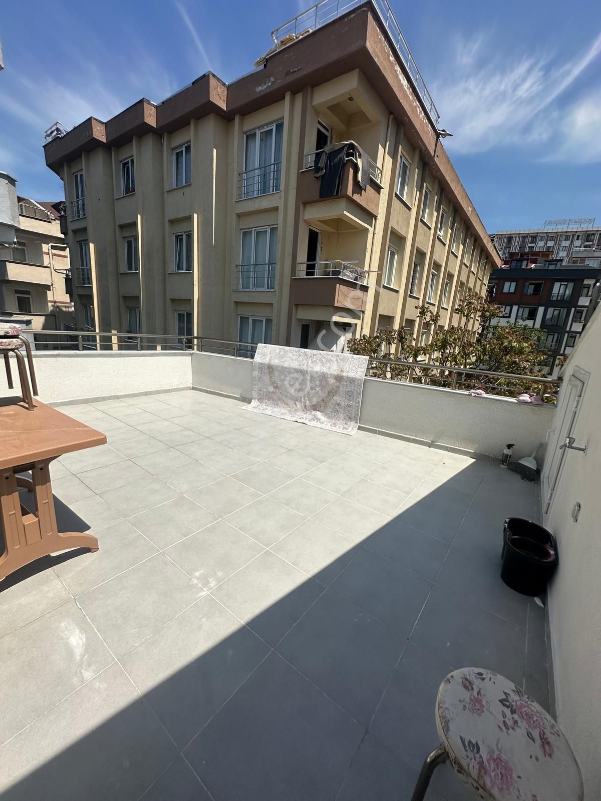 Zeki Emlak’tan Eşyalı Teraslı Kiralık 1+1 Daire