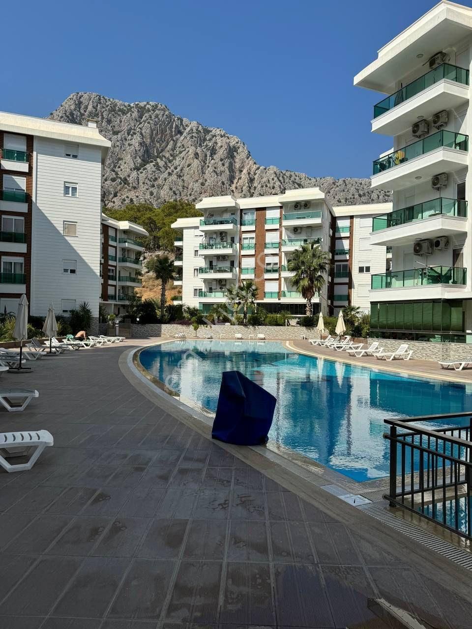 Antalya Konyaaltı Lüks Site İçinde D.gazlı Eşyalarıyla Beraber Özenle Yapılmış Katta 3+1 Satılık