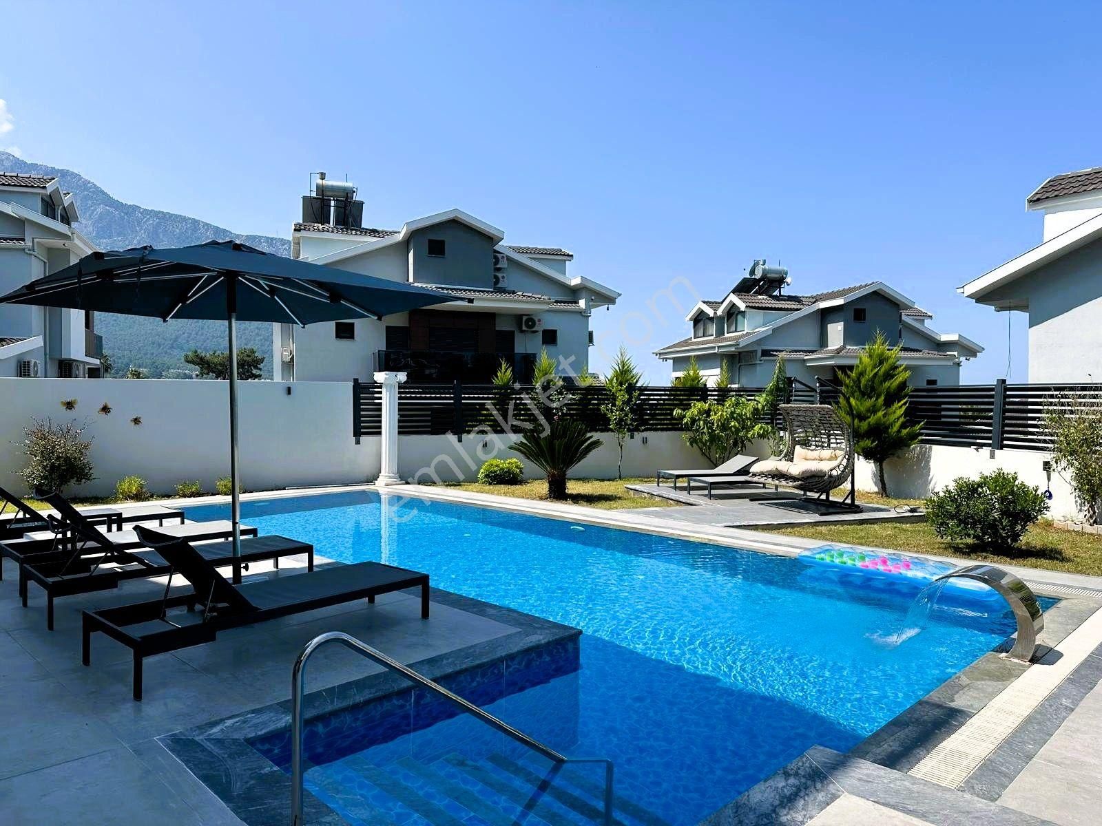 Ovacık'da Özel Havuzlu Bahçeli 6+1 Satılık Villa - Görsel 15