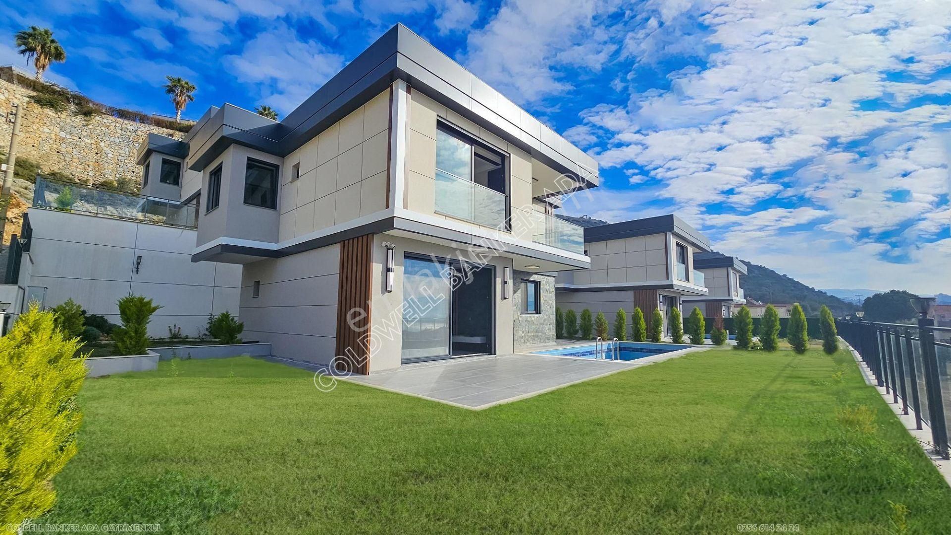 Kuşadası Merkezde Deniz Manzaralı Akıllı Ev Sistemli Lüks Villa