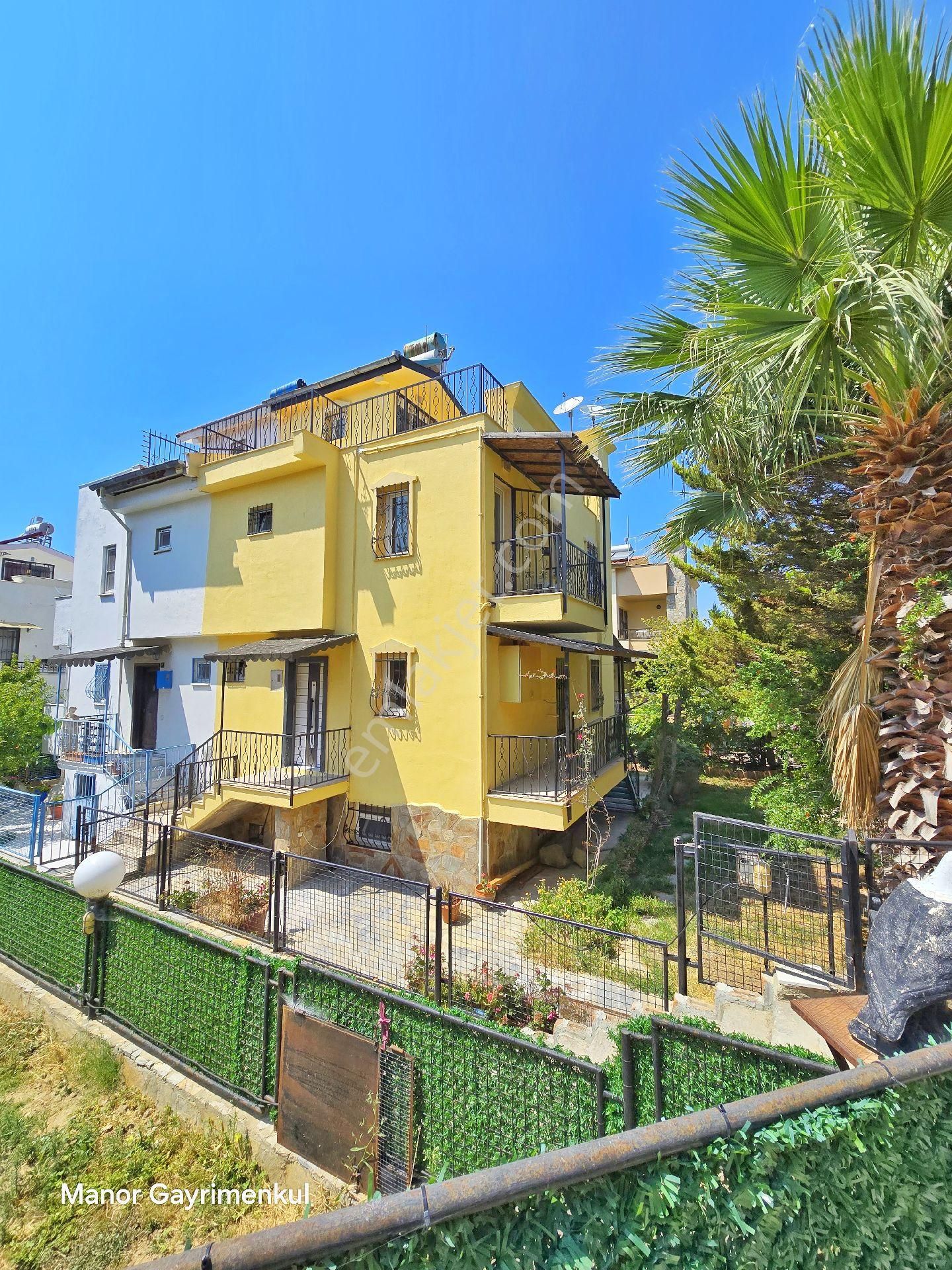 Kuşadası Merkezde 4+1 Köşe Konumlu Geniş Bahçeli Havuzlu Sitede Satılık Villa