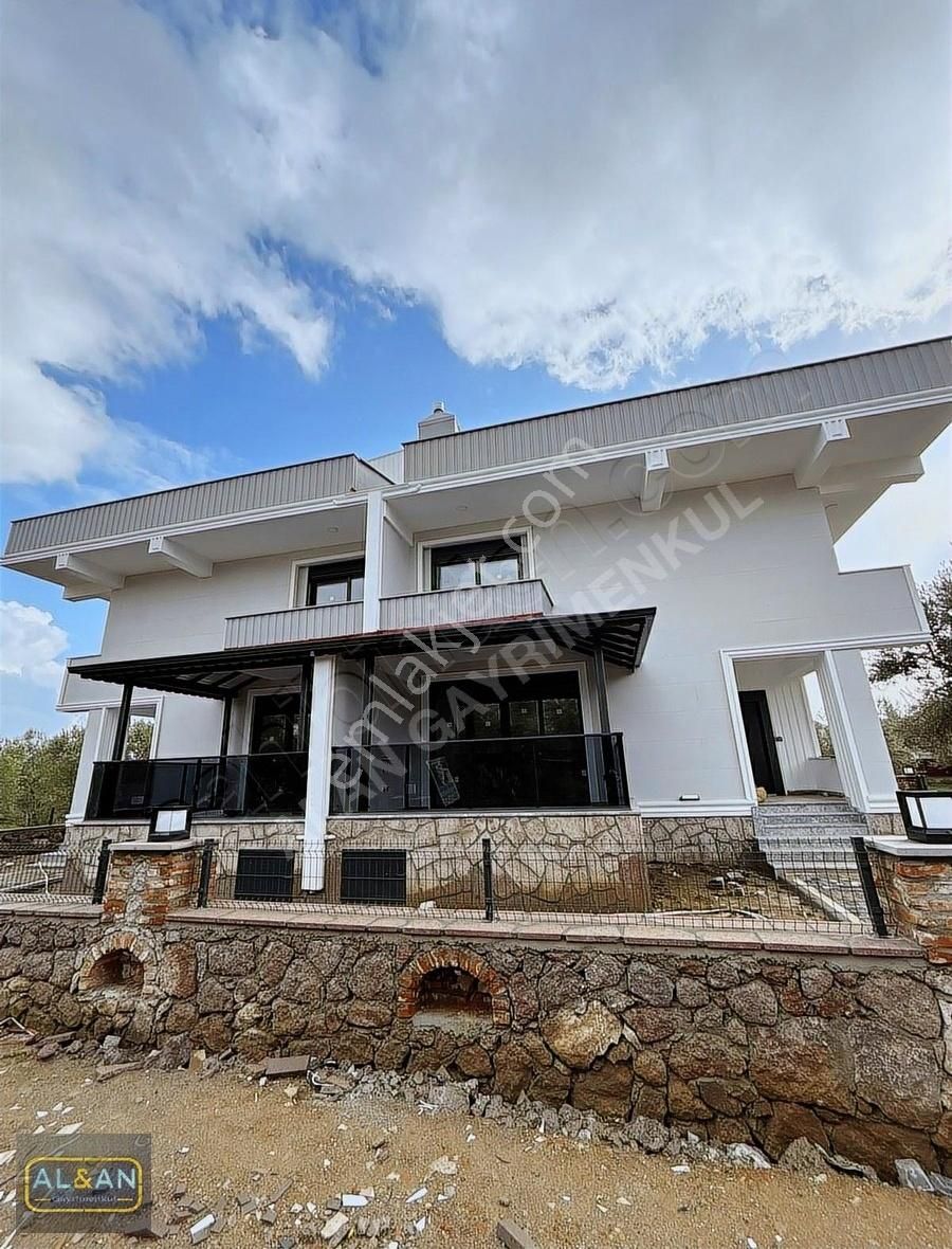 Denize Yürüme Mesafesinde Satılık Villa